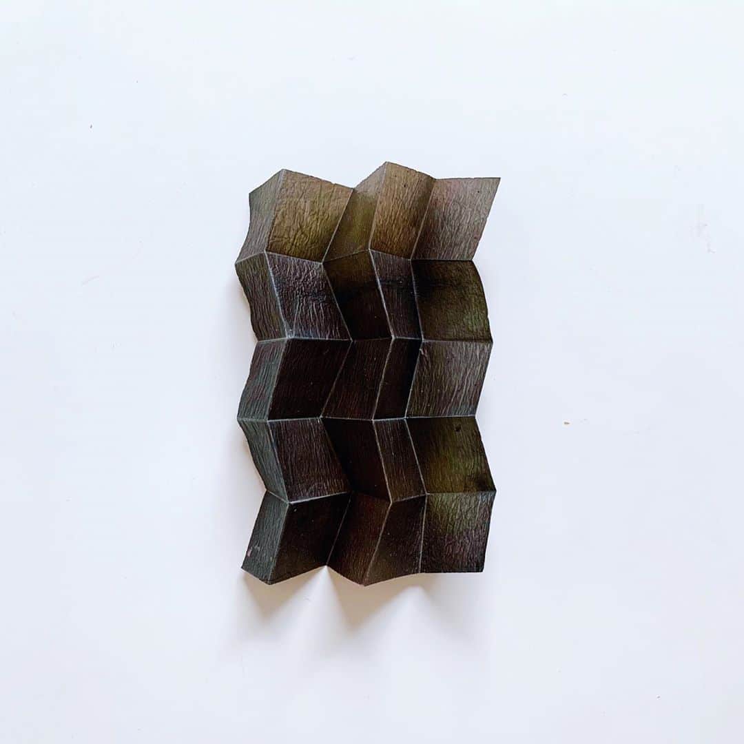 のインスタグラム：「Biomaterial design at the studio🧫✨ #bioart #biotech #biodesign #biotechnology #biology #chemistry #biolab #biomaterials #art #design #science #materialscience」