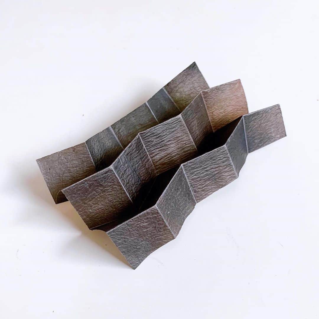 のインスタグラム：「Biomaterial design at the studio🧫✨ #bioart #biotech #biodesign #biotechnology #biology #chemistry #biolab #biomaterials #art #design #science #materialscience」
