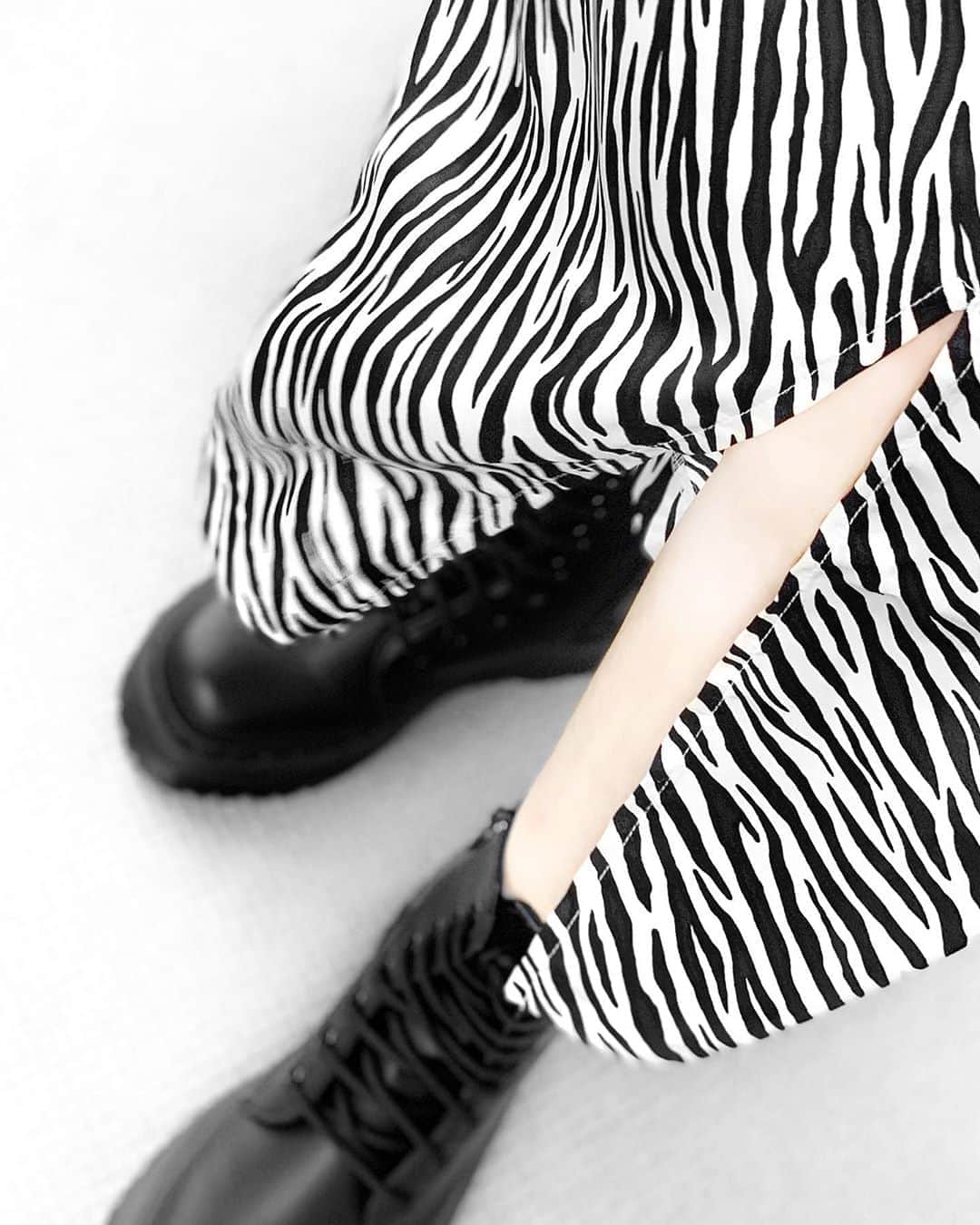 lve_xxxxのインスタグラム：「.﻿ .﻿ 𝗭𝗘𝗕𝗥 × 𝗗𝗿.𝗠𝗮𝗿𝘁𝗲𝗻𝘀﻿ ﻿ ﻿ ﻿ #zebra #drmartens #boots ﻿ #足元倶楽部 #足もと倶楽部 #🦓 #👣﻿ ﻿」
