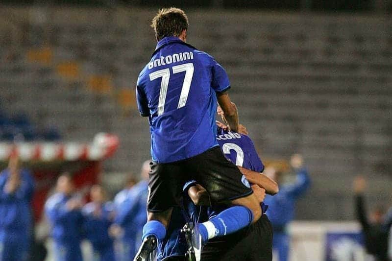 エンポリFCさんのインスタグラム写真 - (エンポリFCInstagram)「#OnThisDay 📸📸📸  20 settembre 2007, l’appuntamento con la storia, la prima gara europea dello storia azzurra con la formazione di Cagni in campo per il primo turno di Coppa Uefa contro gli svizzeri dello Zurigo. Le bandierine a colorare la Maratona, il vantaggio di Piccolo per il primo gol europeo dell’Empoli; il raddoppio su calcio di rigore di Antonini prima della rete elvetica per un'altra indimenticabile gran sera azzurra」9月20日 19時44分 - empoli_fc_official