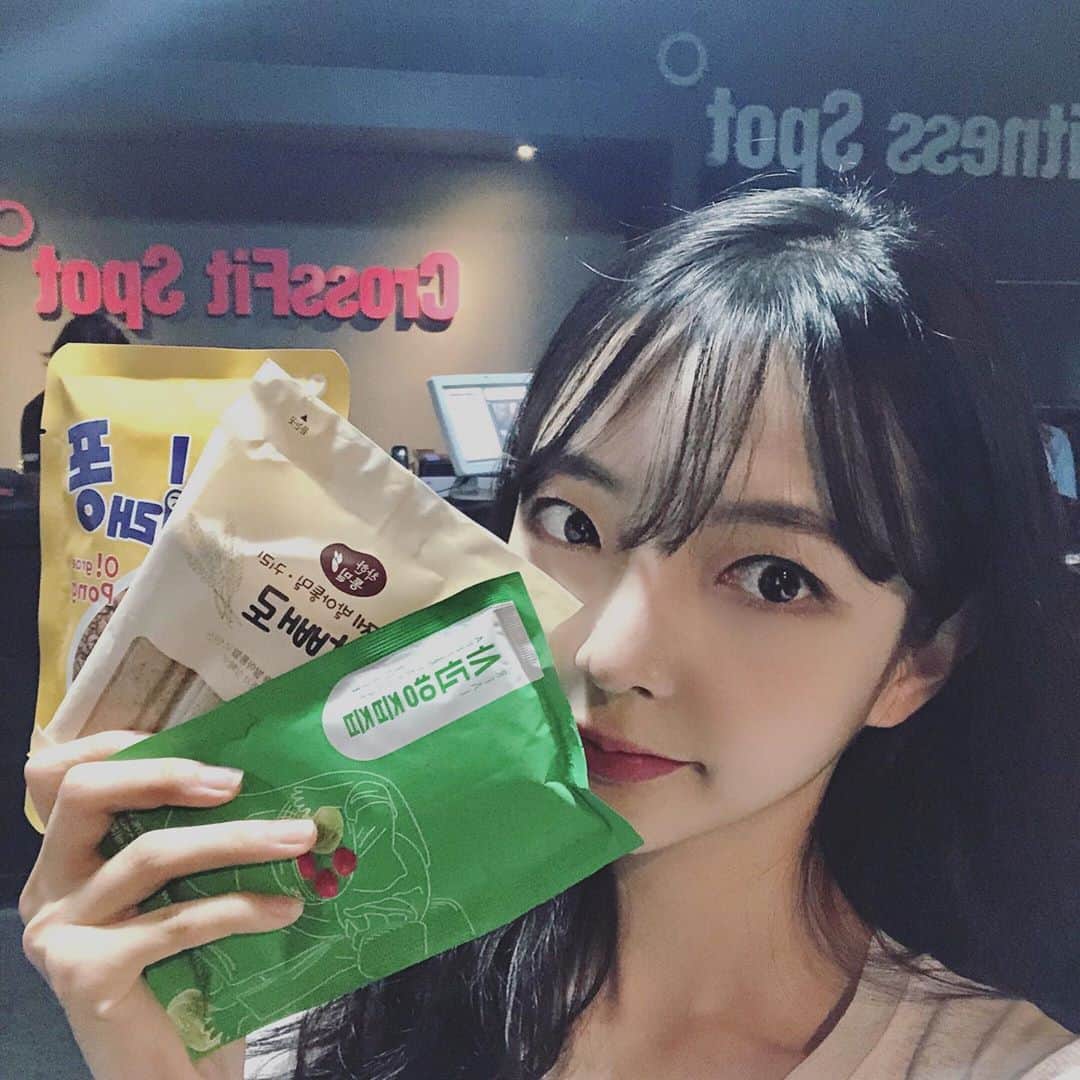 ユジョン のインスタグラム：「틱톡이 밥먹여준다!!!!! #협찬 감사합니다!!!! 근데... 너무 맛있어서 #내돈내산 해버림!!! 특히 #오그래퐁 #머슬프렌즈소고기패티 추천합니다아:)  #머슬프렌즈 #매력푸드 #팻컷 #다이어트간식 #크로스핏 #다이어트식품」