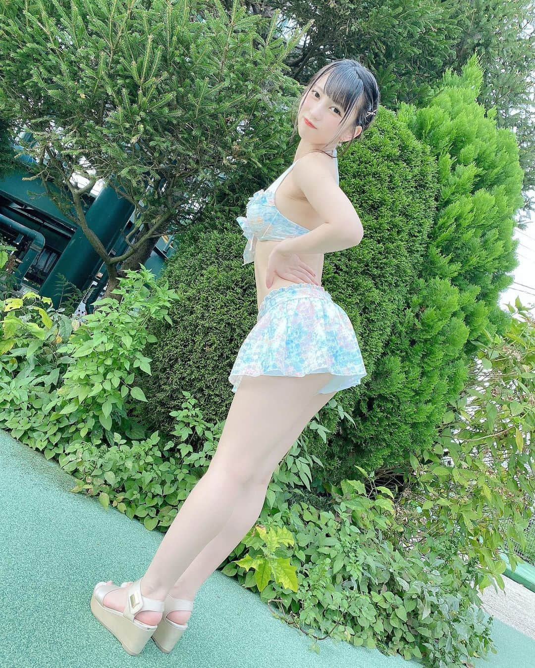 髙木由莉愛のインスタグラム：「♡  足短いので全身はローアングルから写真撮ります…  #アイドル #japanarizm #水着 #まとめ髪 #フォローミー #東京 #サマーランド #プール #太もも #脚 #夏 #followｍe」