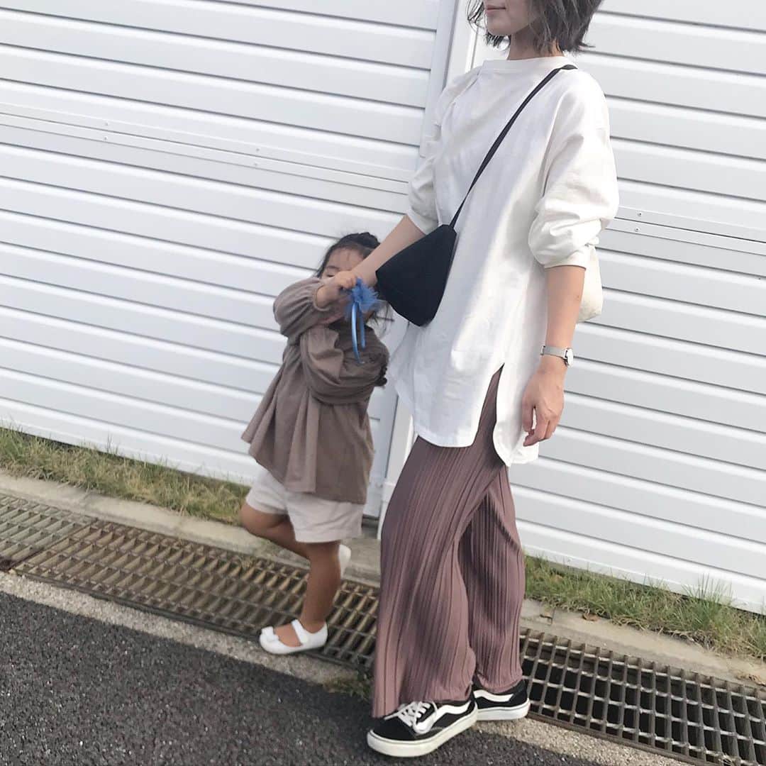 __mai____のインスタグラム：「. 上下しまむらのコーデ♡ この前買ったやつ💨 上下で2000円くらい😙 . tops&bottoms: @grshimamura  #vans  #カジュアル #カジュアルコーデ#mamagirl_sugotoku #ママコーデ  #ハンドメイドピアス #ハンドメイドイヤリング #ユニクロ #uniqlo #ノースフェイス #しまむら 出かける時はエコバッグ大量に持ちがち😇」