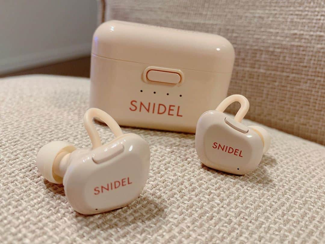 近野莉菜のインスタグラム：「SNIDEL×TOoka BASE . 15周年限定カラーのオレンジベージュが可愛いすぎる🍊  #SNIDEL #スナイデル #トウカベース  @snidel_official  @tookabase」