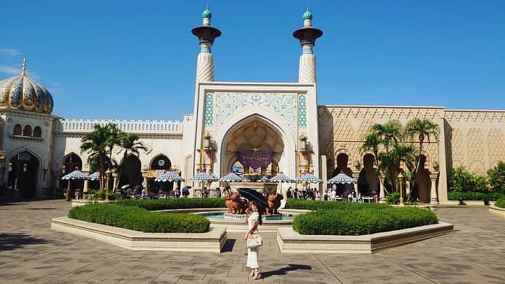 のインスタグラム：「#ディズニーシー 🐭🏰👸 #誕生日ディズニー 初💝 一枚目の写真なかなか撮れない貴重なショットだと思う 人が少ない！（と思いましたが意外と混んでました。シーよりランドの方が空いてます）　  9/28からランドの方に新エリアができるのも楽しみ🌟 その名も #ニューファンタジーランド　 #美女と野獣 と #ベイマックス ディズニーシーは中東風エリアがカレーの香り漂ってて雰囲気良いよね🕌 シーは建造物とかが素敵！ あ、ランドもアルコール解禁されるそうですよ笑  #TokyoDisneySeaHotelMiraCosta #hotelmiracosta #miracosta #miracostahotel #miracostasweet #sweetwroom #ミラコスタ #ミラコスタホテル #ミラコスタスイート #ディズニーランド #disneysea #disneyland #disney #disneybirthday #disneybirthdaycake #mickeymouse #誕生日ディズニー🐭🏰 #誕生日ディズニーシー #バースデーディズニー」