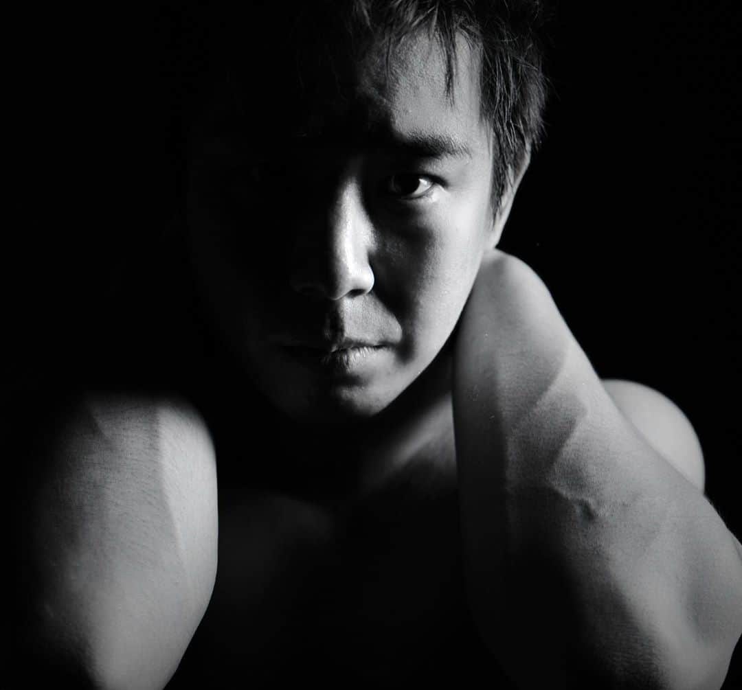 大野愛地のインスタグラム：「WHY ARE MY VEINS SO VISIBLE?🙄  c/ @ryo_chin_photography   #monochrome  #monochromephotography」