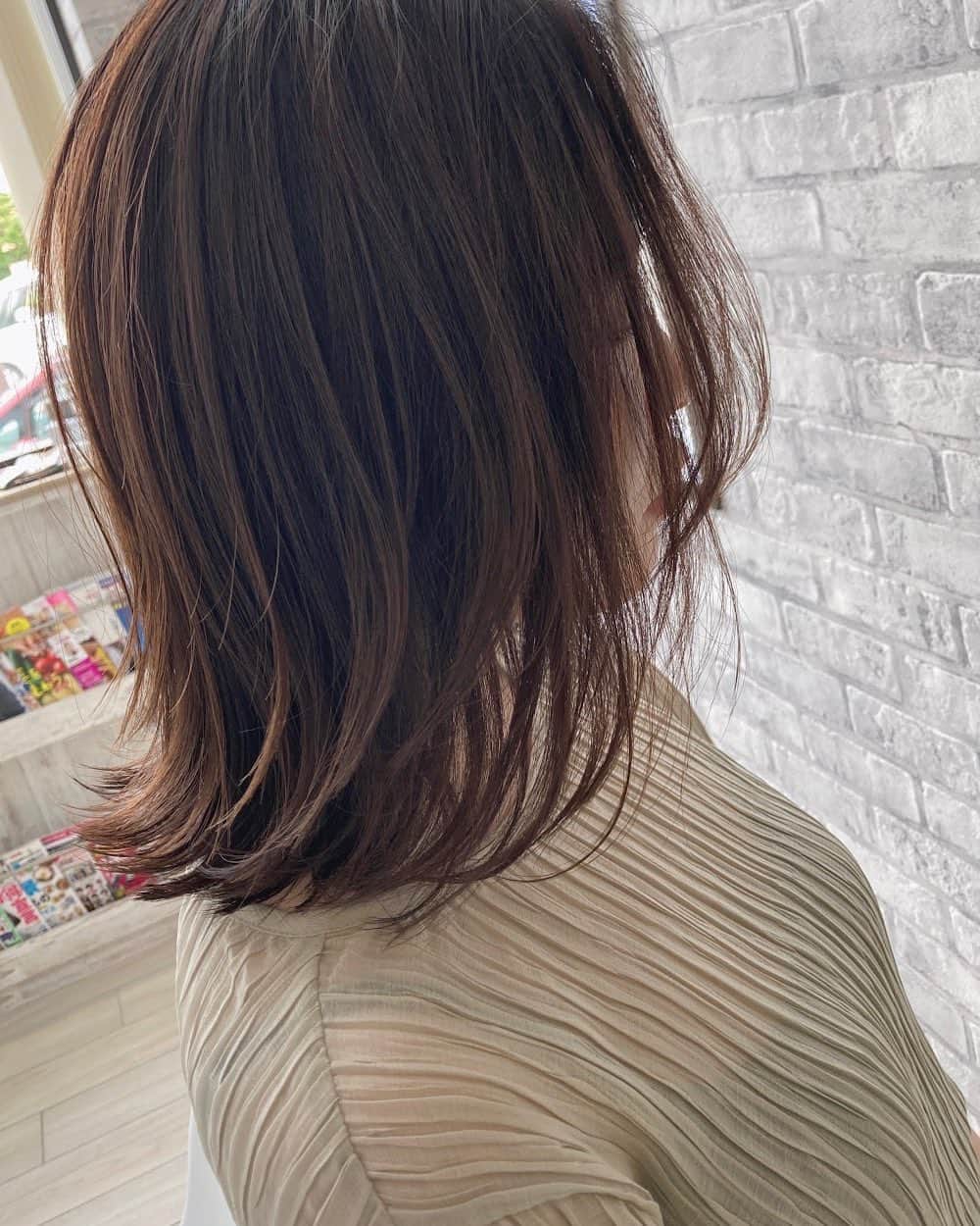 のインスタグラム：「ちょいレイヤー系の外はねボブ×ツヤ系のブランジュカラー  #外はねボブ #レイヤーボブ #ミディアムボブ #ブランジュ」
