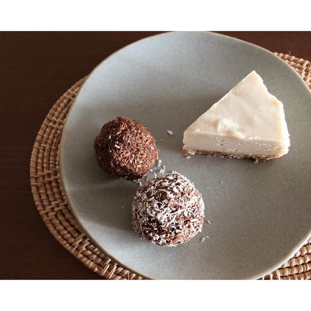 太田彩乃のインスタグラム：「#rawcheesecake #rawtruffles  小麦粉も卵も乳製品も白砂糖も不使用。 Rawスイーツは酵素たっぷりだからビューティスイーツとも言われてる🧡 実は作るのも簡単♪  涼しくなってきたからこれからRawチョコも作りやすくなるなぁー  「あーあ、甘いもの食べちゃった。」 なんて思わなくていいギルトフリースイーツとはいえ… 食べ過ぎないようにしないと！笑 . . #rawsweets #rawchocolate #ロースイーツ #酵素たっぷり #ギルトフリースイーツ #ローチーズケーキ #ロートリュフ」
