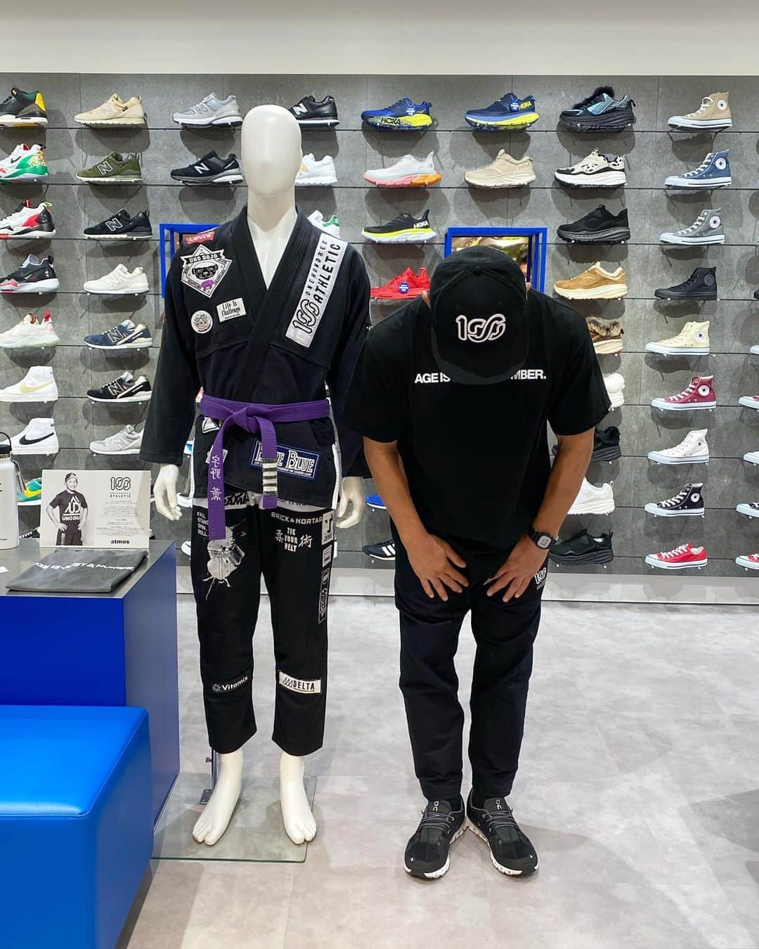 のインスタグラム：「100A POP UP STORE "atmos NAGOYA TGM"に沢山の方にご来店いただきありがとうございました。  明日も10:30〜15:00まで @atmos_nagoya_tgm におります。 お近くに来られる際は是非お立ち寄りください。  #atmos #アトモス #宇野薫 #onehundredathletic #100athletic  #100a #onfriends #onjapan #onrunning」