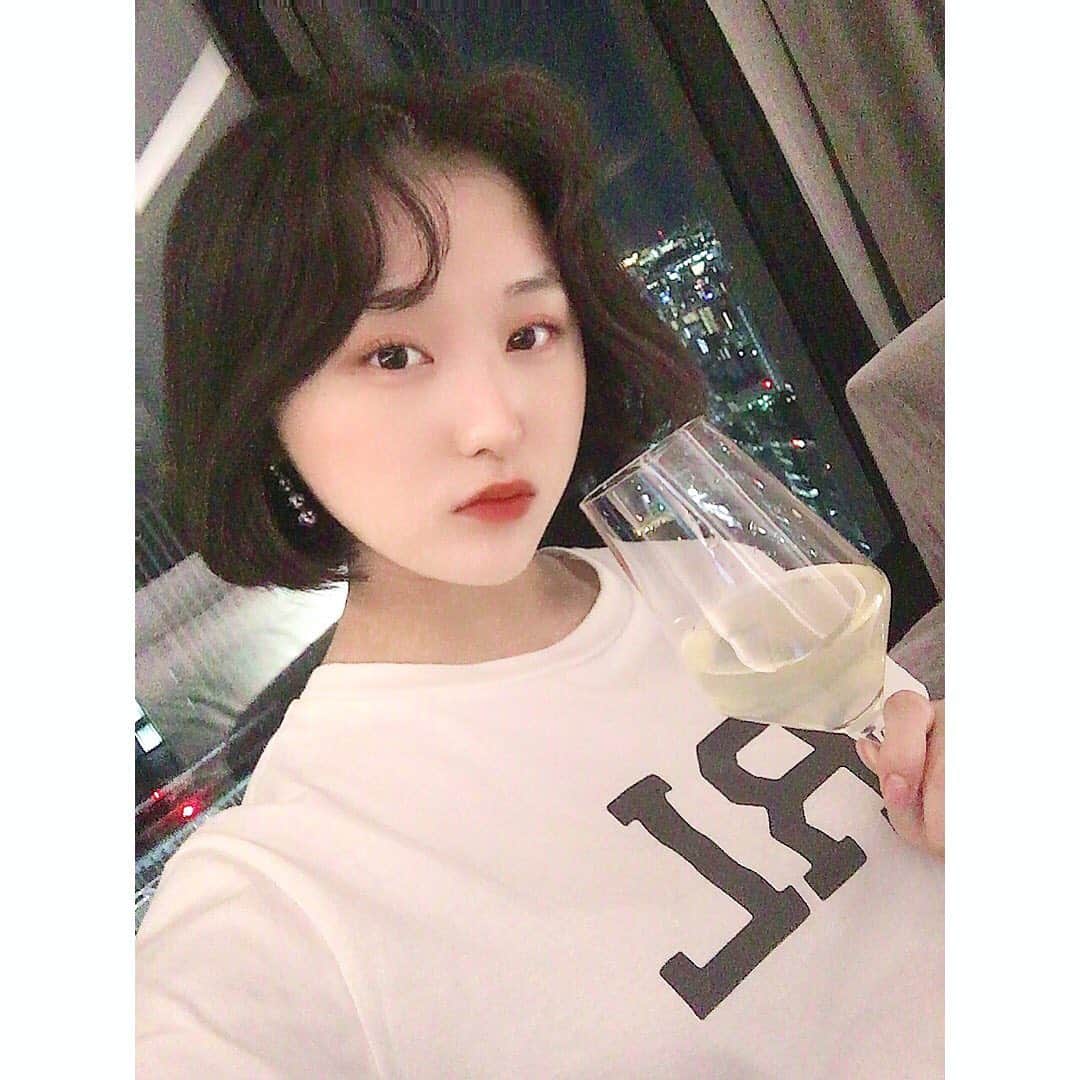 のインスタグラム：「⭐️ ホテルは、コンラッド大阪🥰❤️ 夜のコンラッド写真まとめ🏙😎 グラスの中身はワインではなく、 コンビニで買った#檸檬堂 😄💧  #conradosaka #conradhotel #conrad #콘래드오사카 #콘래드호텔 #콘래드 #호캉스  #얼스타그램 #셀스타그램 #일본인 #오사카숙소  #コンラッド大阪 #コンラッド #大阪旅行 #大阪ホテル」