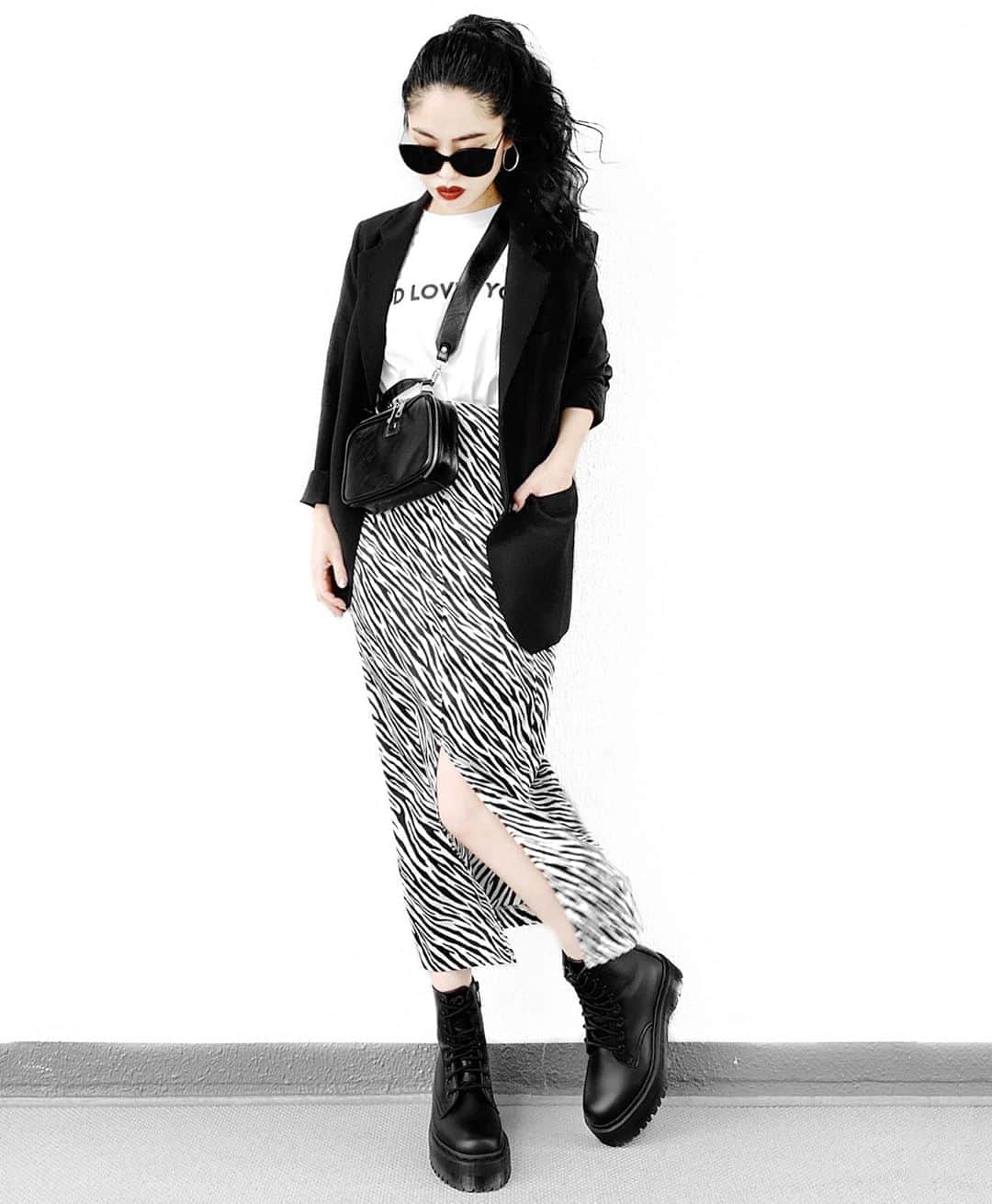 lve_xxxxのインスタグラム：「.﻿ .﻿ 𝗭𝗘𝗕𝗥𝗔𝗔𝗔𝗔𝗔𝗔𝗔𝗔𝗔 🦓﻿ ﻿ 夏のzebraもいいけど﻿ 秋のzebraもええもんですね☺︎ ←﻿ ﻿ @lveu.official ﻿ 🦓も9/27の新作です🛒﻿ ﻿ まだまだ🦓熱覚めず収集しており、﻿ LVEU.でも今後他発売予定もありんす🤭﻿黙 ﻿ ｽﾘｯﾄ入りのきれいめ素材なんですが﻿ 個人的にはｶｼﾞｭｱﾙに着るのが好き🖤﻿ ﻿ ｼﾞｬｹｯﾄ羽織るだけで簡単に﻿ 𝗧𝗛𝗘 𝗢𝗧𝗢𝗡𝗔 𝗖𝗢𝗗𝗘 の完成👏﻿ ﻿ ｶｼﾞｭｱﾙだけど、大人感ほしーって時に﻿ 是非羽織ってみてください☝️🤓←﻿ ﻿ ﻿ 本日投稿多めですいませぬ🙇‍♀️﻿ ﻿ 撮って載せてなかったの﻿ ｶﾒﾗﾛｰﾙ整理の為絶賛放出中📱﻿ ﻿ ﻿ ﻿ その他ｺｰﾃﾞｱｲﾃﾑ詳細は﻿ WEARをご覧くださいませ。﻿ ﻿ WEAR ： lvexxxx ﻿ 💻 https://wear.jp/sp/lvexxxx/﻿ ﻿ －－－－－－－－－－－－－－－－－－﻿ ﻿ 📢ｺﾒﾝﾄ頂ける際は、﻿ 最新投稿にお願い致します。﻿ ﻿ 過去投稿に頂いた際、気がつかない事もあり﻿ お返事致しかねる場合が御座います🙇‍♀ ️﻿ ﻿」