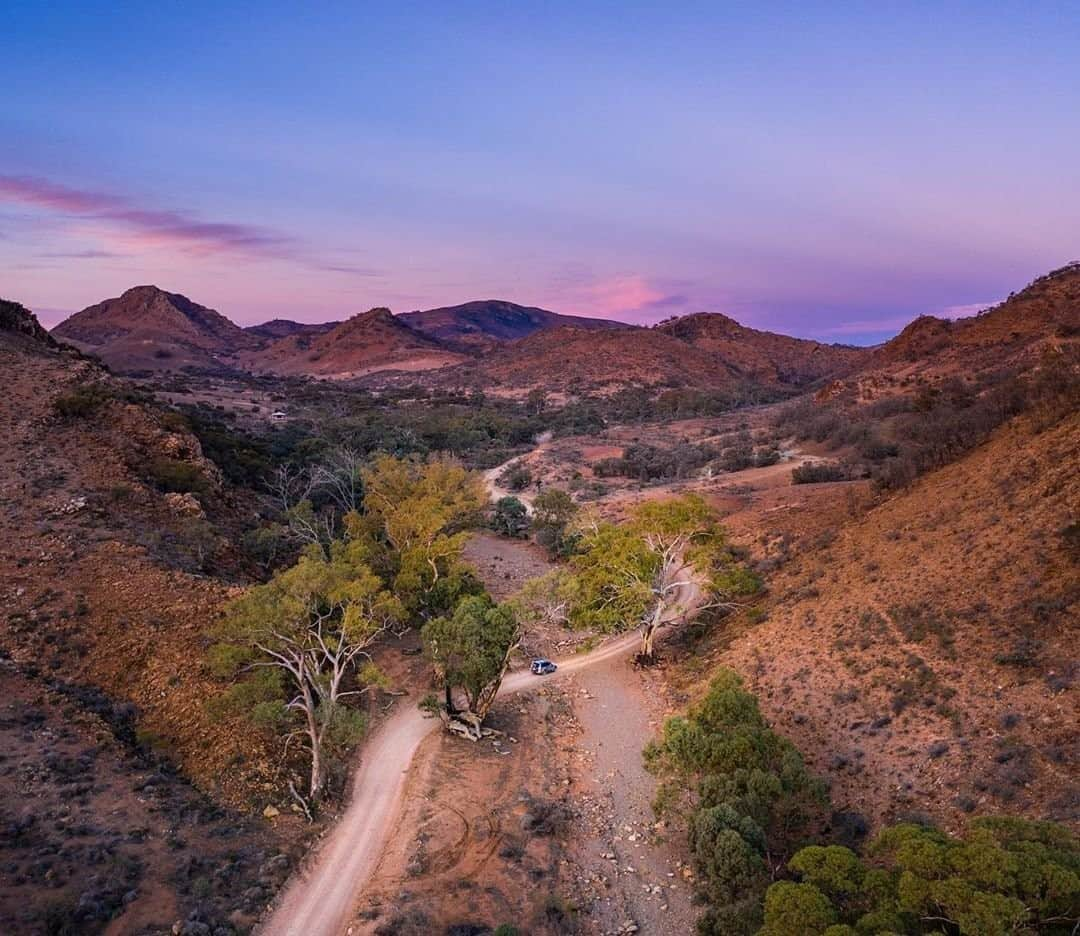 Australiaさんのインスタグラム写真 - (AustraliaInstagram)「Gee @flindersrangesandoutback, you’re looking great for 600 million years old 👌🏼 @__serio__ captured the dramatic landscape that makes up the @flindersrangesandoutback which is located about a five-hour road trip from @cityofadelaide. Whether you’re looking to take the scenic road, 4WD tracks or walking trails that crisscross this wild @southaustralia countryside, start planning your next outback adventure at the link in our bio. #seeaustralia #seesouthaustralia #flindersranges」9月20日 20時01分 - australia