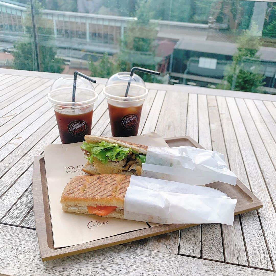 のインスタグラム：「・ ・ 原宿の穴場カフェ♡ テラス席がオシャレで景色見渡せる！ このパニーニが美味しかった🥙✨ ・ #原宿カフェ #eataly #パニーニ」