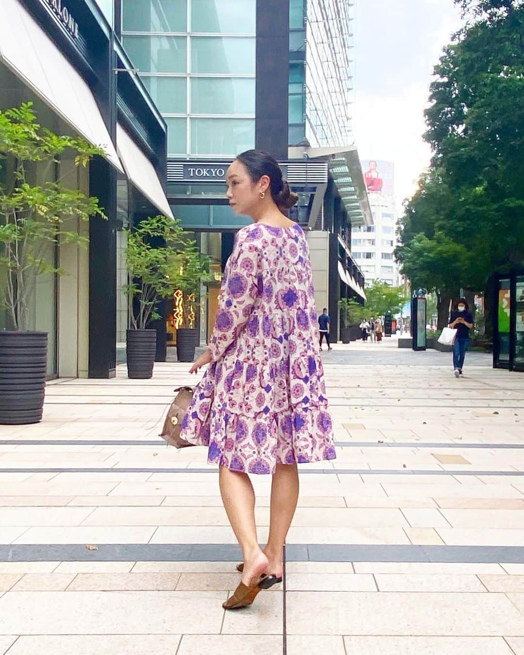 石田美奈子のインスタグラム：「𝗢𝘂𝘁𝗳𝗶𝘁☺︎ . 春に着たかった#ワンピース を、秋の初めに着ました👗 珍しく鮮やかな色と柄のお洋服を購入☺︎✨ 本当はリゾート旅行で着たかったんだけどね🤔 今年は出番が来なかったので、駆け込み着用しました😂🌺 . onepiece … #gracecontinental @gracecontinental_official . . 👗→ #minako_fashion . #ootd #165cmコーデ #夏コーデ #リゾートワンピ #リゾートコーデ #大人カジュアルコーデ #今日のコーデ #初秋コーデ」