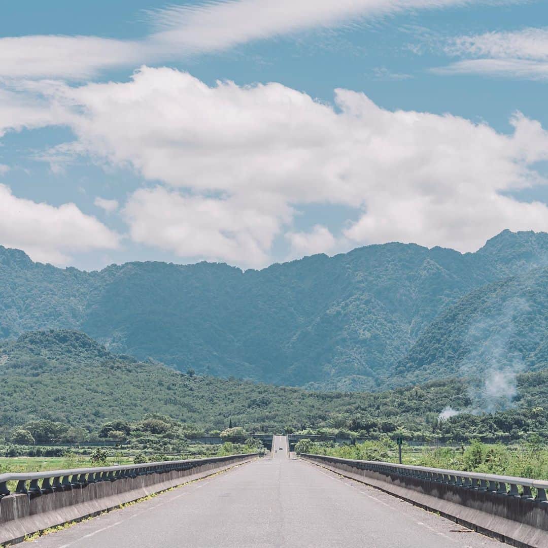 李翔のインスタグラム：「#長富大橋﻿ ﻿ 我在想﻿ 旅行不一定是在找尋意義﻿ 也許是在旅行中﻿ 發現了生活中的美好﻿ 又或許是為了讓彼此的世界交疊﻿ 從陌生到熟識﻿ 這段未知的過程裡﻿ 藏著自己最想敘述的故事﻿ 有的人錯過﻿ 有些人珍惜﻿ 每個故事加總起來﻿ 變成最用心去記憶的事情﻿ ﻿ 白露後，寒露前﻿ 又是不同的風景﻿ 讓亞洲萬里通的套裝行程﻿ 規劃出屬於自己的秋季回憶。﻿ ﻿ #AsiaMiles #亞洲萬里通 #哩享人生 #用哩程看見美好生活」