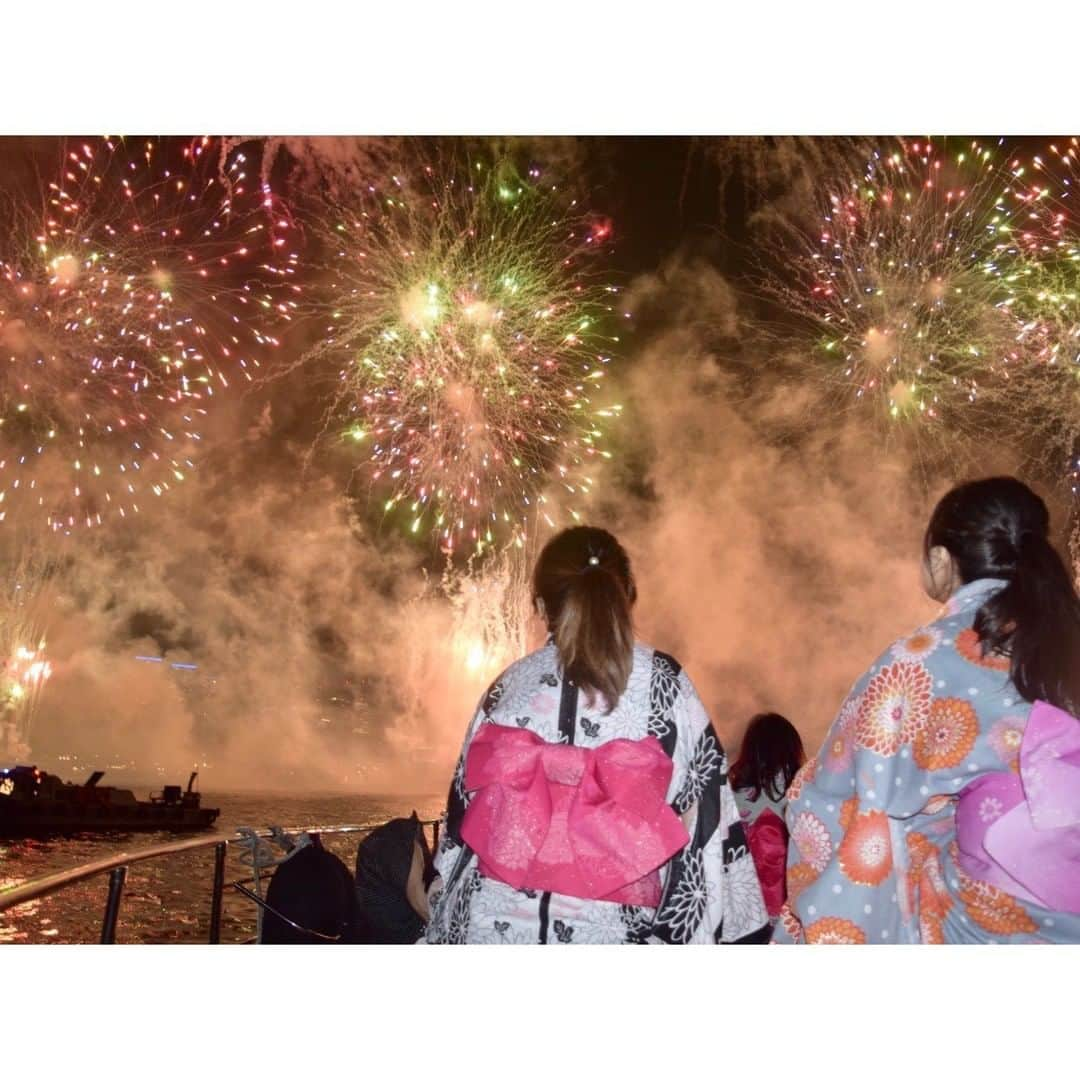 アニバーサリークルーズさんのインスタグラム写真 - (アニバーサリークルーズInstagram)「🎼  今年は全国各地で サプライズ花火が行われましたね🎆  写真は、昨年豊洲で行われた ⭐️STAR ISLAND 2020⭐️ です！  光と音と花火のコラボレーション✨  数々の花火大会を見てきたクルーも イチオシの豪華な演出です😍  またこれを観られる日が、 はやくきたらいいなぁ…  #星に願いを #スターアイランド」9月20日 20時00分 - anniversary_cruise