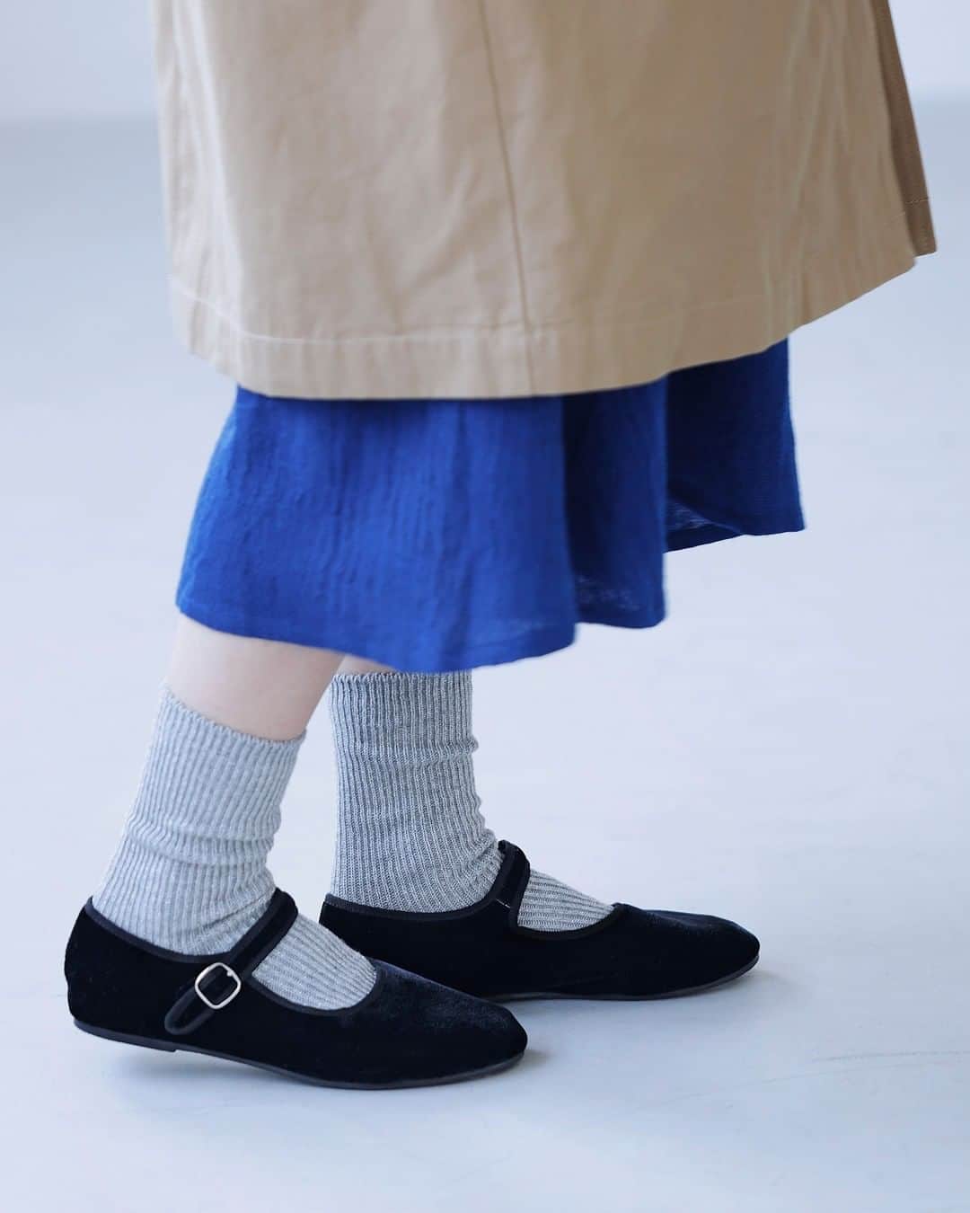 シャンブルオフィシャルさんのインスタグラム写真 - (シャンブルオフィシャルInstagram)「雑誌リンネルとシャンブルが共同開発するブランド、tsukuru&Lin.  kazumiさんとtsukuru&Lin.で靴と靴下を作りました。 機能へのこだわりや製作背景など、考え抜いた自信作です！　 秋冬のおしゃれは足元から考えていきませんか？  肌寒くなったこのころは、温かさも着心地もいいものを選びたい。 モッズコートを、ウール混ガーゼのゆったりワンピースと重ねて。  ワンピの足元にはワンストラップと存在感のあるラメ入りソックスがおススメです。  ウール混ガーゼワンピース（576-0769他）　3,590円+税 モッズコート（578-0078他）　6,990円+税 kazumiさんコラボソックス（565-2299他）　590円+税 kazumiさんコラボシューズ（665-0432他）2,390円+税  #シャンブル #chambre #ツクルアンドリン #tsukuruandlin #kazumi #kazumiコラボ #fashion #natural #simple #シンプルコーデ #instafashion #靴下 #ソックス #靴 #シューズ #shoes #秋服 #秋物 #秋コーデ #足元倶楽部 #足元 #足元コーデ #足元くら部 #暮らしを楽しむ #お洒落さんと繋がりたい #おしゃれさんと繋がりたい #お出かけコーデ #今日の服 #今日のコーデ #きょコ」9月20日 20時00分 - grchambre