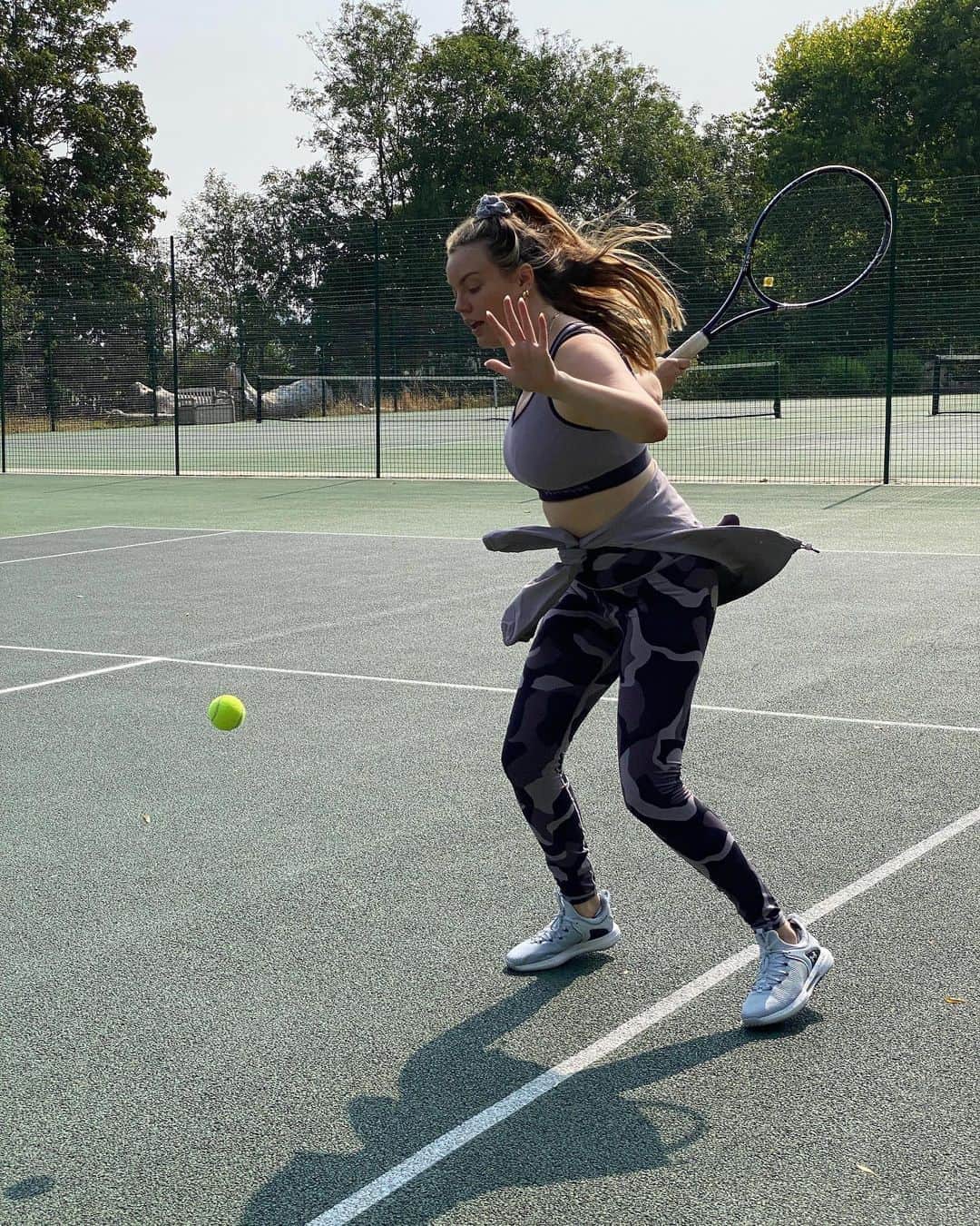 ASOSさんのインスタグラム写真 - (ASOSInstagram)「Game, set, match 👟💦🎉 @asos_lotte (she/her) smashes it on court and celebrates her wins in @underarmouruk. 🔎 Under Armour Rush Camo Print Leggings (1805496) Under Armour Recover Woven Jacket (1726160) Under Armour Mid Support Key Hole Bra (1726057)」9月20日 20時00分 - asos