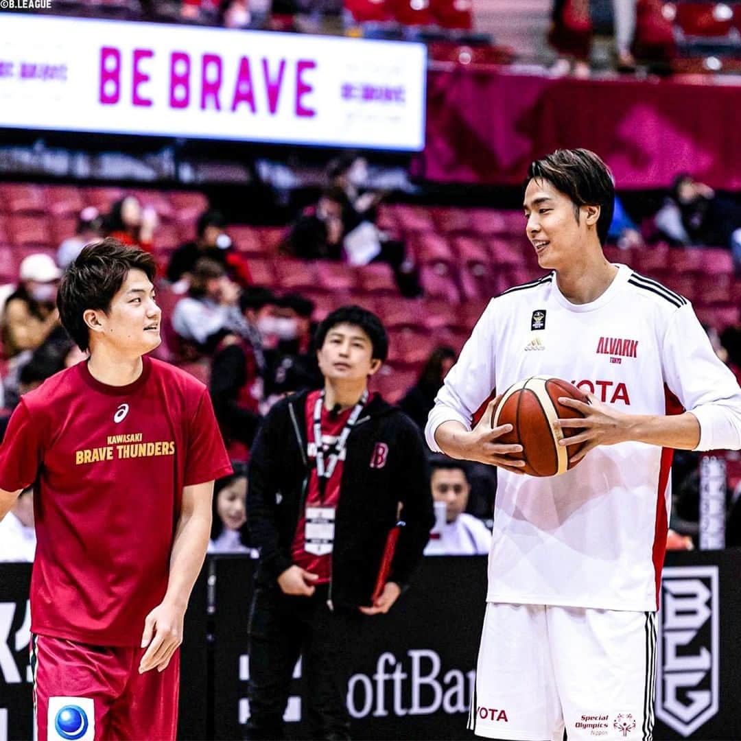 B.LEAGUEさんのインスタグラム写真 - (B.LEAGUEInstagram)「👬仲良しショット📸  他クラブの選手と仲良くおしゃべり🗣 選手の笑顔にほっこり☺️  ※写真は2019-20シーズン #千葉ジェッツ #富樫勇樹 #宇都宮ブレックス #ライアンロシター #川崎ブレイブサンダース #辻直人 #アルバルク東京 #竹内譲次 #島根スサノオマジック #橋本尚明 #富山グラウジーズ #水戸健史 #三遠ネオフェニックス #川嶋勇人 #滋賀レイクスターズ #谷口光貴 #BLEAGUE #Bリーグ」9月20日 20時00分 - b.league_official