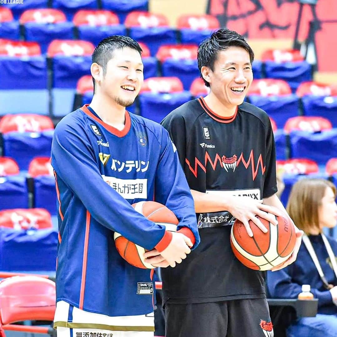 B.LEAGUEさんのインスタグラム写真 - (B.LEAGUEInstagram)「👬仲良しショット📸  他クラブの選手と仲良くおしゃべり🗣 選手の笑顔にほっこり☺️  ※写真は2019-20シーズン #千葉ジェッツ #富樫勇樹 #宇都宮ブレックス #ライアンロシター #川崎ブレイブサンダース #辻直人 #アルバルク東京 #竹内譲次 #島根スサノオマジック #橋本尚明 #富山グラウジーズ #水戸健史 #三遠ネオフェニックス #川嶋勇人 #滋賀レイクスターズ #谷口光貴 #BLEAGUE #Bリーグ」9月20日 20時00分 - b.league_official