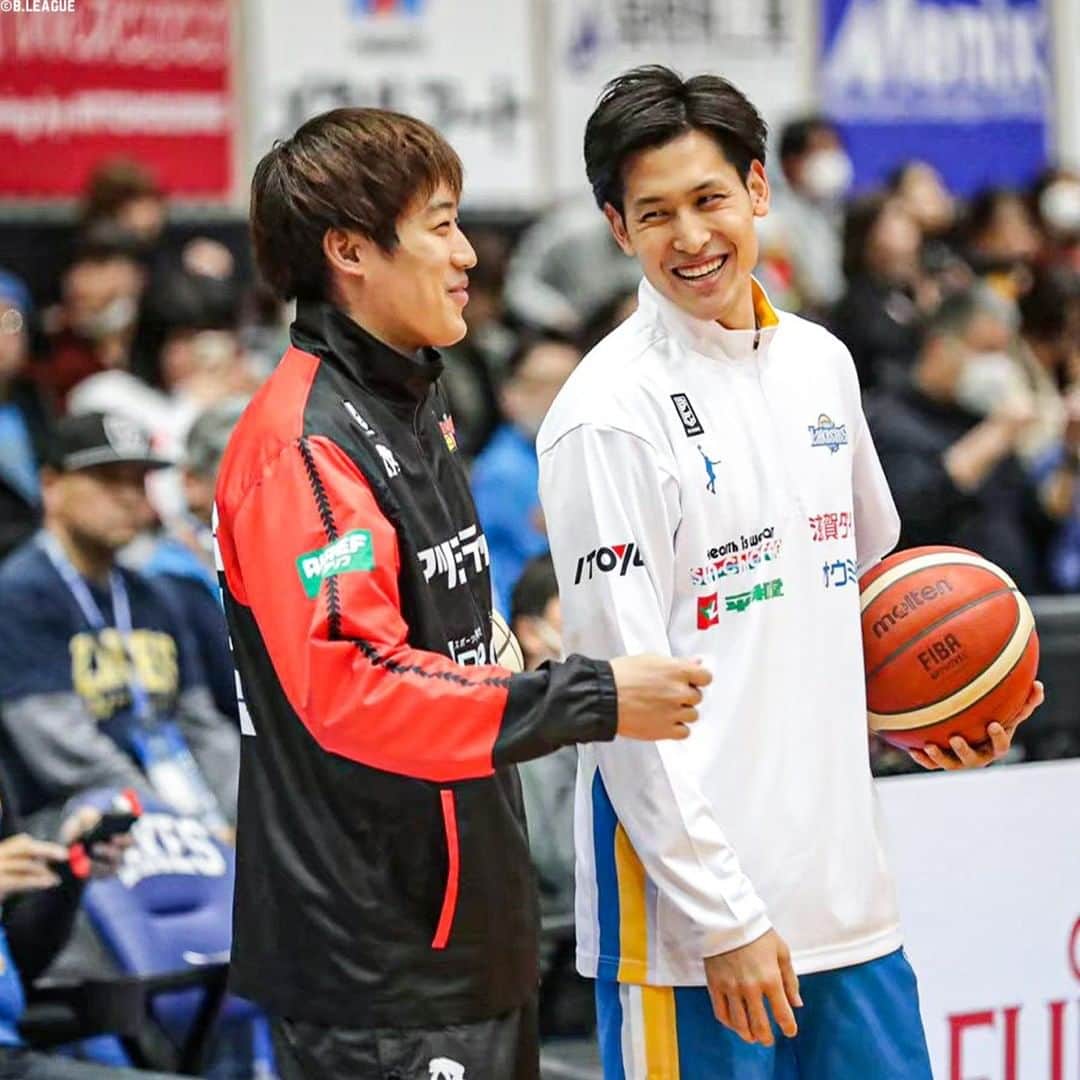 B.LEAGUEさんのインスタグラム写真 - (B.LEAGUEInstagram)「👬仲良しショット📸  他クラブの選手と仲良くおしゃべり🗣 選手の笑顔にほっこり☺️  ※写真は2019-20シーズン #千葉ジェッツ #富樫勇樹 #宇都宮ブレックス #ライアンロシター #川崎ブレイブサンダース #辻直人 #アルバルク東京 #竹内譲次 #島根スサノオマジック #橋本尚明 #富山グラウジーズ #水戸健史 #三遠ネオフェニックス #川嶋勇人 #滋賀レイクスターズ #谷口光貴 #BLEAGUE #Bリーグ」9月20日 20時00分 - b.league_official