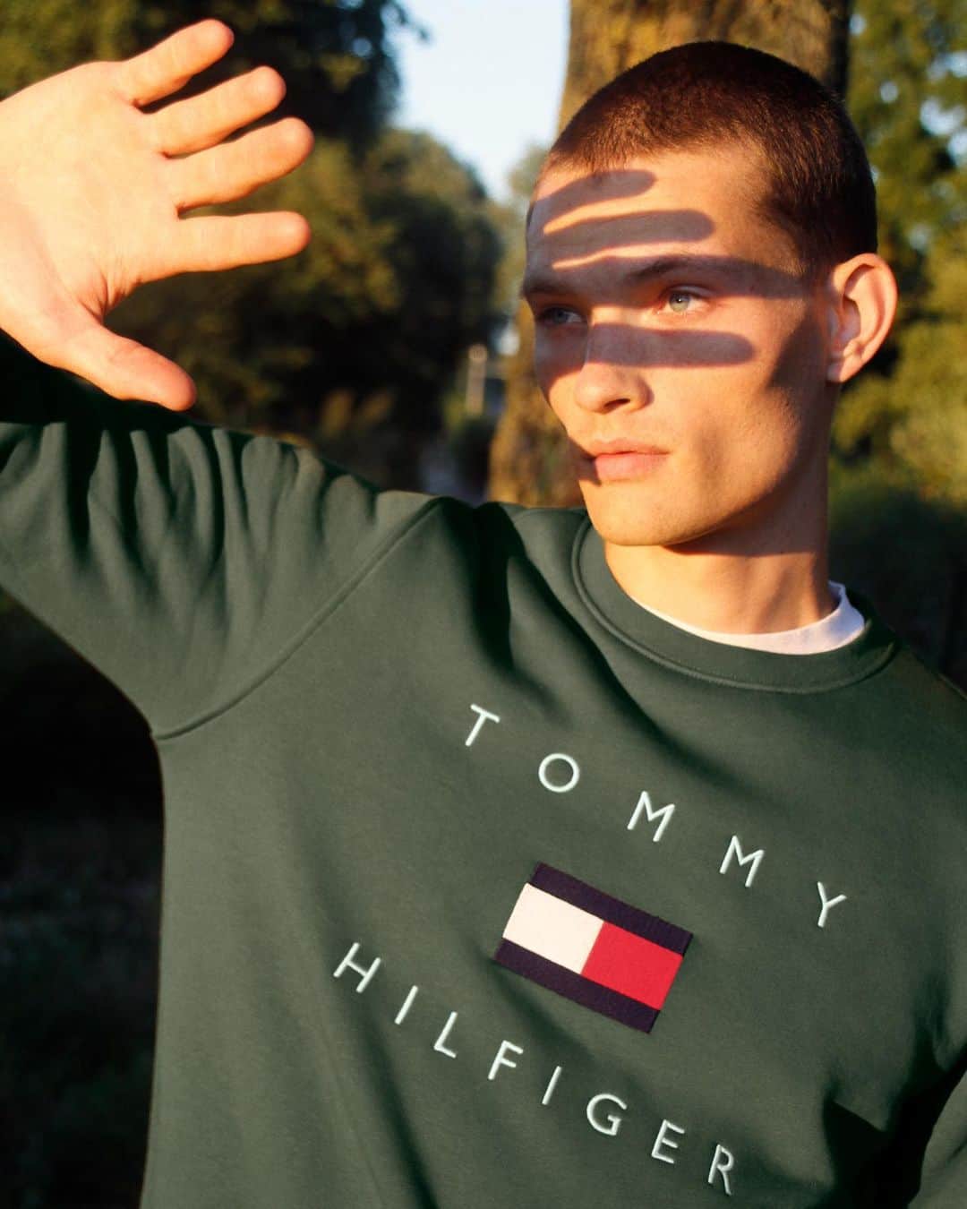 Tommy Hilfigerさんのインスタグラム写真 - (Tommy HilfigerInstagram)「Catching the last of the evening sunshine with @williamlos_ #TommyHilfiger」9月20日 20時00分 - tommyhilfiger