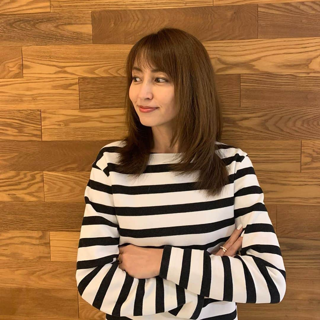 矢田亜希子さんのインスタグラム写真 - (矢田亜希子Instagram)「newヘアスタイル‼︎ ちょっと気分を変えてレイヤースタイルにしてもらいました！ #ヘアスタイル#レイヤーカット #レイヤースタイル#久しぶりのレイヤー#松本さんカット#私の髪の毛を知り尽くしている人#いつも丁寧に計算されたカットです#ニュアンスヘア#fiorista#表参道#松本祐一 さんです#いつも写真撮らないのでたまには仕上がり撮ってもらいましたw#カラーはまだしてません ボーダーのトップスは @ysl  #サンローラン」9月20日 20時09分 - akiko_yada