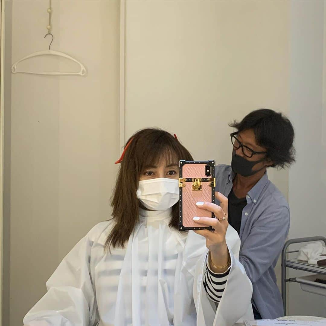 矢田亜希子さんのインスタグラム写真 - (矢田亜希子Instagram)「newヘアスタイル‼︎ ちょっと気分を変えてレイヤースタイルにしてもらいました！ #ヘアスタイル#レイヤーカット #レイヤースタイル#久しぶりのレイヤー#松本さんカット#私の髪の毛を知り尽くしている人#いつも丁寧に計算されたカットです#ニュアンスヘア#fiorista#表参道#松本祐一 さんです#いつも写真撮らないのでたまには仕上がり撮ってもらいましたw#カラーはまだしてません ボーダーのトップスは @ysl  #サンローラン」9月20日 20時09分 - akiko_yada