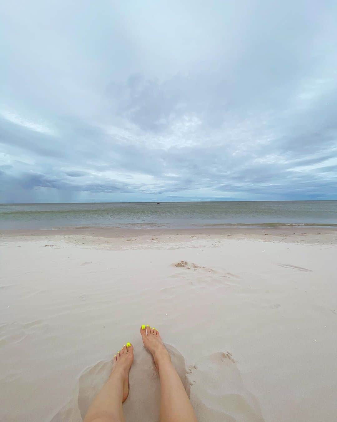 GYEON SEOのインスタグラム：「_* rainy huahin ☔️ . . #queengsnap」
