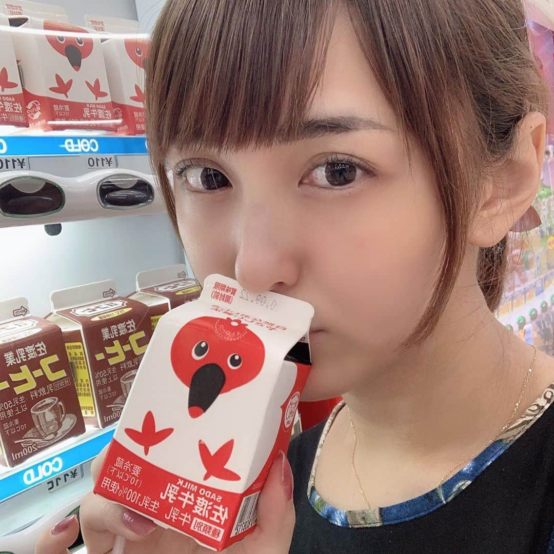 椿姫彩菜のインスタグラム：「先日最近ハマってる釣りをしに佐渡島まで行ってきましたwww  大きなアジがたーくさん連れたり！イナダが釣れたり！大興奮の釣りライフですた！！  てか佐渡島の釣りおじさんたちが優しすぎてお魚持ってきなってたくさんくれましたw  次はイカ釣りたいんだー🦑🦑🦑  写真は佐渡牛乳とコシヒカリモナカ！ コシヒカリモナカが美味しかったのだ！！  #fishing  #つり  #つりすたぐらむ」