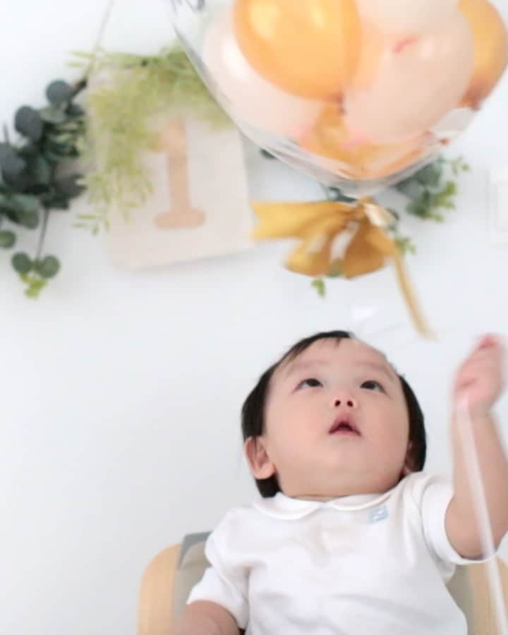 MOMOツインズのインスタグラム：「Happy Birthday to our ONE-derful little dumpling! You have stolen our hearts and watching you grow over the year has been so beautiful.  You are blessed to have your sisters play your very first birthday song. They have been practicing hard for the past few weeks. It’s truly the perfect gift for you ❤️  #Luke1st  Thank you @joywaltzacademy for nurturing their love for music.  & @lm_bambini for their beautiful outfits especially Luke’s onesie which matches with his cake!」