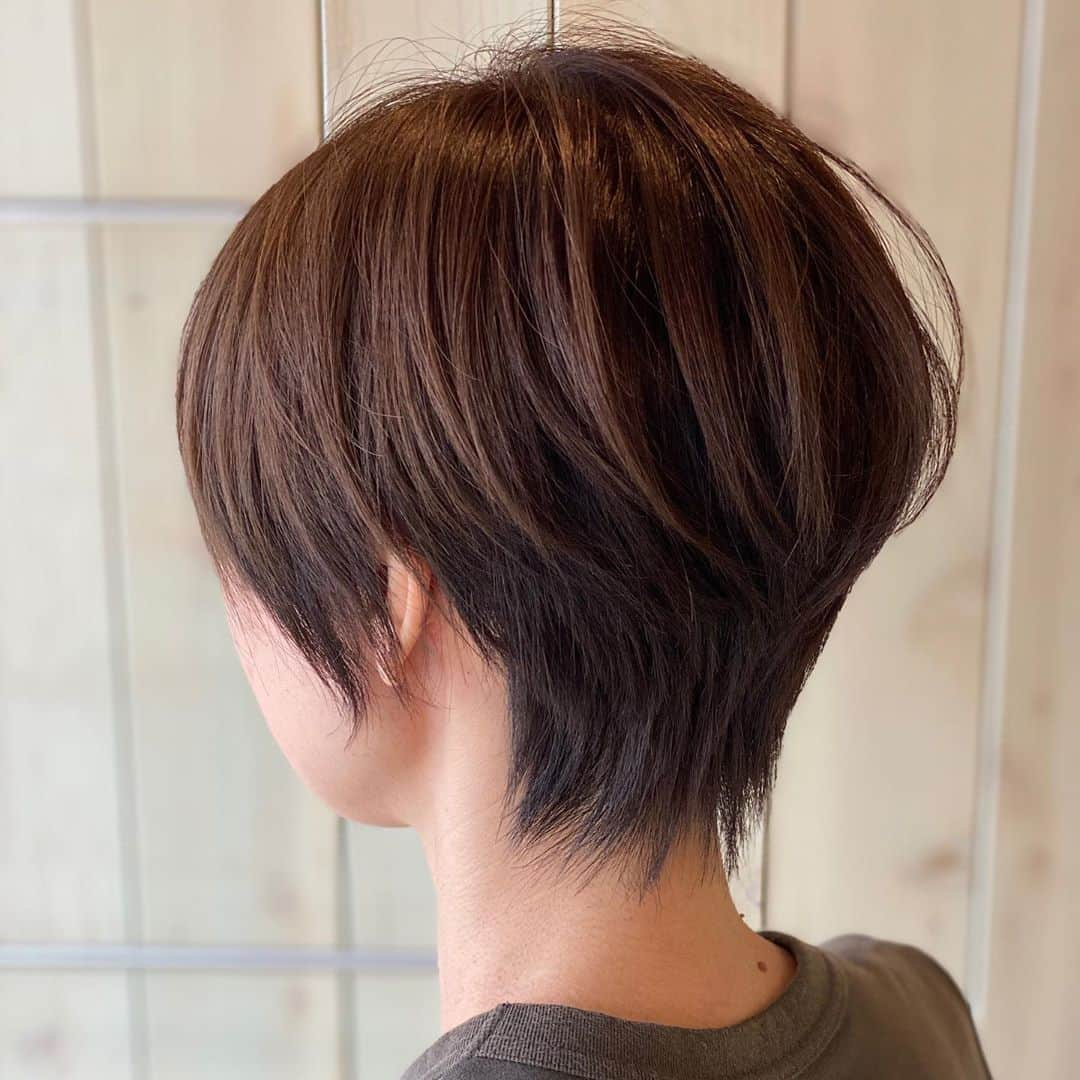 神林匠さんのインスタグラム写真 - (神林匠Instagram)「ボブは最強のヘアスタイルです♪  オシャレなボブ  その人だけにしか似合わないボブを  創ります♪  【美容師として18年目】  10000人以上のお客様を見てきました。  親身なカウンセリングを重ね、その人にだけに似合う、その人だけにしかないヘアスタイルを創ることが得意です。  Question 1  今通っている美容室に満足してますか？ ✅雑誌の切り抜きを持っていっても理想の髪型にならない ✅スタイリストが話を最後まで聞いてくれない ✅毎回、途中でスタイリストが変わるので、何度も同じ説明をしなければならない  Question 2 ✅乾燥やフケに悩むお客様の頭皮を改善し、潤いのあるツヤ髪に ✅すぐに色が落ちてしまうカラーリングを、2倍長持ちさせる ✅しっかりとお客様のお話を聞き、カウンセリングをして、想い描いていた髪型を完成させる  Answer 髪庵ゆかしの1番の魅力は  【しっかりとしたカウンセリング】です！  同じ番号の色を使用していても、髪のダメージ具合や髪質などで、入る色が変わってきてしまいます。 カットやカラーなど、あらゆる施術は お客様の頭の形や頭皮、髪質をしっかりチェックさせて頂いてから行います。 しっかりとお客様の悩みを聞き 最初から専属スタイリストとしてカウンセリングをし施術します！  【ご予約方法はこちら】  〈web予約の場合〉  プロフィールのURLから24時間、好きな時にweb予約出来ます。  〈電話予約の場合〉  プロフィール欄の" 問い合わせ" ボタンを押して頂くか ☎︎03-5426-8978までお願いします！  髪庵ゆかし  154-0015 東京都世田谷区桜新町1-11-4 フジヤビル2F  tel 0354268978 完全予約制 営業時間 10時00分〜20時00分 定休日　月曜日 田園都市線桜新町駅徒歩2分 桜新町駅の西口を出て頂き、ファミリーマートの前の横断歩道を渡って下さい。 KALDI coffee farm（カルディコーヒーファーム）を左手に位直進していくと、ガラス張りのパン屋さん(フジヤ本店)がありますので、そちら2階になります。 注意:ペコちゃんのキャラクターの不二家さんとは別ですので、お気をつけ下さいませ。 ビルは淡い黄色の建物です。 ヘアスタイルで運命を変える。  @takumi_kanbayashi  #髪庵ゆかし #桜新町 #サザエさんの町 #サロン  #神林匠 #ヘアスタイル  #美容室 #最強のトリートメント  #髪型　#ミニボブ　#ショートボブ #ヘアスタイルで運命を変える  #最強のヘアスタイル  #なりたい自分 #叶えるために #上品 #アラサー #アラフォー #アラフィフ #大人ヘアスタイル  #ママに優しい  #トリートメント専門 #美髪部 #ショート #ボブ　#桜新町美容室　#三軒茶屋　#駒沢　#用賀」9月20日 20時05分 - takumi_kanbayashi