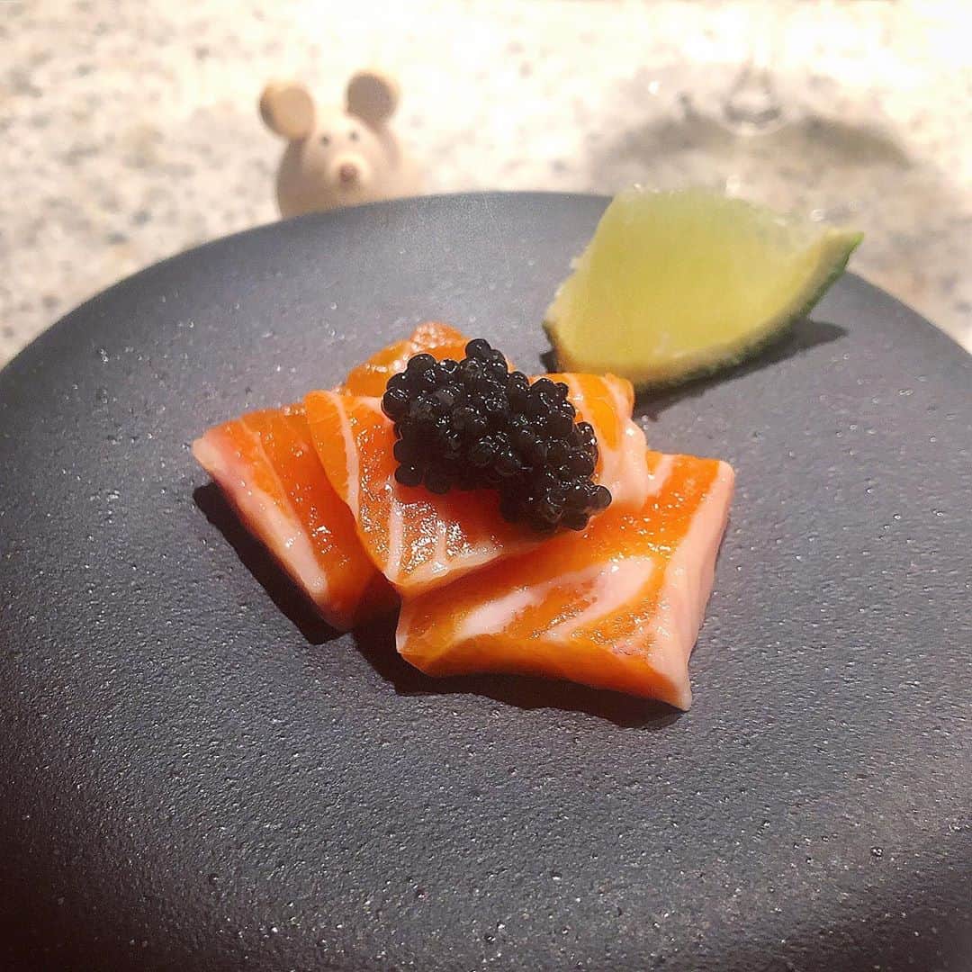 榊山敬代のインスタグラム：「🐟🥄🍁… ・ 週に一度の買い出しにて 楽しみなのはお刺身の巻  土曜日ではトロトロつややかな 立派なサーモンさんと目が合い  迷わず連れてかえる  ひと口では食べきれないので 食べやすいサイズに切り分け マイブームなキャビアさまを そっと盛り付けて出来上がり  ライムと岩塩も美味しいけど こまやかにまろやかな塩気と つぶつぶとろける口当たりの キャビアのハーモニー最高也  #また食べたい　😌🙏✨… ・ ・ ところで最近では ラジオもテレビも つけない生活にて  あらためていろいろ見直すとき  人生の軸を世間に合わせるのも人生 人生の軸を自らの声にあわせるのは 実は貴重な挑戦かなとおもうこの頃  自らのインスピレーションへ委ねてみるのも 今年のこりわずかの時間で試してみたいとき  そのようにキモチ改めますと ワクワクしてくるこの頃なり  #人生こんなもん ・ ・　 #おうち時間 #おうち大好き #enjoyhome ・ ・  ・ ・ #秋 #Autumn #食欲の秋 #秋の便り #夕食 #dinner  #おつまみ #antipasto#サーモン#salmon #キャビア #caviar #Japanese #healthy #food #seafood #osashimi #お刺身 #champagne #wine  #artist #kitchen #cooking #日本画家 の #お料理こんなもん」