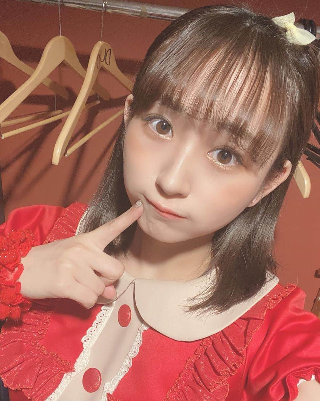 西岡玲菜のインスタグラム：「. .  今日はりんごちゃんヘアでした🍎🤍  明日はどんなヘアアレンジにしようかな🤔リクエストあったら教えてください❕  もうすぐ9月も終わり。 私は今月いっぱいでFragrant Drive をアイドルを卒業します。  みんなに会えるライブも残り明日と明後日とで2回。  そして来週27日は卒業ライブです。  残り10日間とら限られた時間ではあるけど宜しくお願いします！」