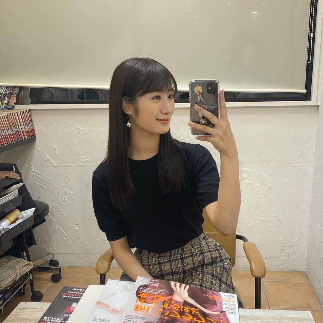 藤田奈那のインスタグラム：「＊﻿ 昨日はオンラインイベントで﻿ ひさしぶりにファンの皆さんのお顔を見ることができて﻿ とっても幸せな日でした🥰💭﻿ ﻿ イベント前には﻿ 美容院(@accomplish_salon)へ行ってきたよ〜！﻿ ﻿ 髪色は暗めの秋らしいカラーをお任せで🙌🏻﻿ ﻿ そして最強のトリートメントもしていただき﻿ さらさらになりました🤎﻿ ﻿ このヒト幹細胞入りのトリートメントがほんっっとうに良くて、﻿ 月に一度のお楽しみなのです🧚‍♀️💭﻿ ﻿ @accomplish_shun さん﻿ いつもありがとうございます🌼﻿ ﻿ ﻿ #accomplish #ミネコラ #ミネコラトリートメント #ミネコラパーフェクト3 #プラチナミネコラ #酸熱トリートメント #トリートメント #水素 #水素トリートメント #エニム #シリカ﻿ #❤️」