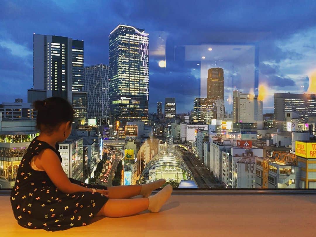 井上和香さんのインスタグラム写真 - (井上和香Instagram)「. 渋谷を眺める娘。 11年後には、きっと友達と渋谷へ遊びに来たりするんだろうな😌 その時はまたこの景色も変わってるのかな✨ . #渋谷の夜景 #どんな渋谷になっていくのかな #私の青春時代の時とは変わり過ぎていて驚いてます」9月20日 20時18分 - inoue_waka