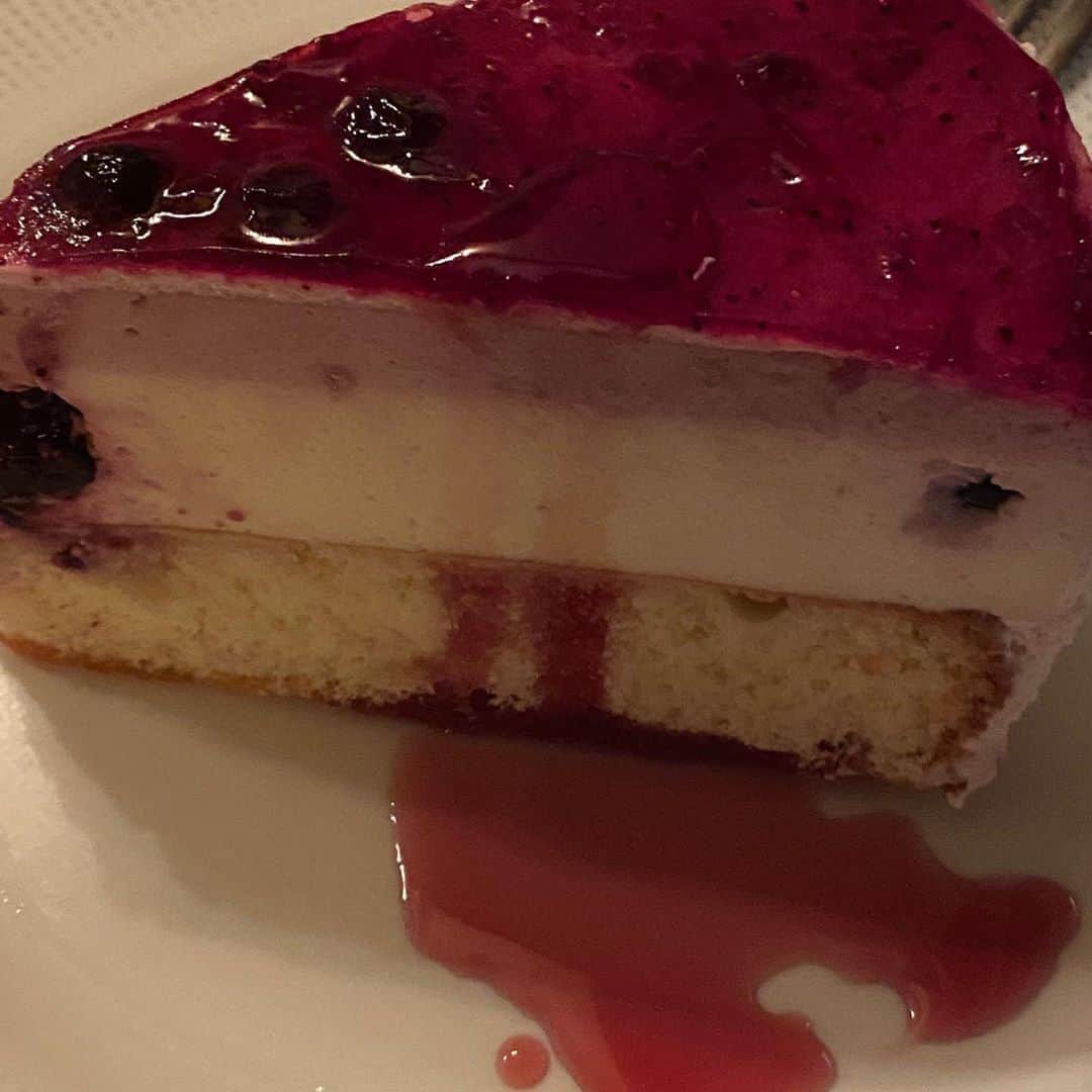 野島樺乃のインスタグラム：「22:00すぎに食べたケーキ。罪ですね🧏🏻‍♀️ . . . #栄カフェ #名古屋カフェ #カフェ巡り #隠れ家カフェ #栄 #名古屋  #久屋大通カフェ #久屋大通 #カフェフィユドゥヴァンサンヌ」