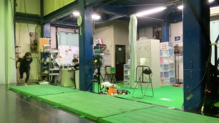 知念紗耶のインスタグラム：「今日は筋トレも兼ねて、ひたすらアクロ！！ 知らず知らずのうちに筋肉のバランスが変わってて、いつもと同じ感覚でやってるつもりなのに映像見てびっくり😱 一刻も早く身体を戻さなければいけないのです。。 学んだこと‼︎ いくら筋トレをしてもアクロをやらなければ、アクロ筋はつかない😭練習あるのみです。 とりあえず明日歩けるか心配です笑 #instagood #instagram  #photooftheday #photography  #smile #happy #acrobat  #performance #gym #dance」