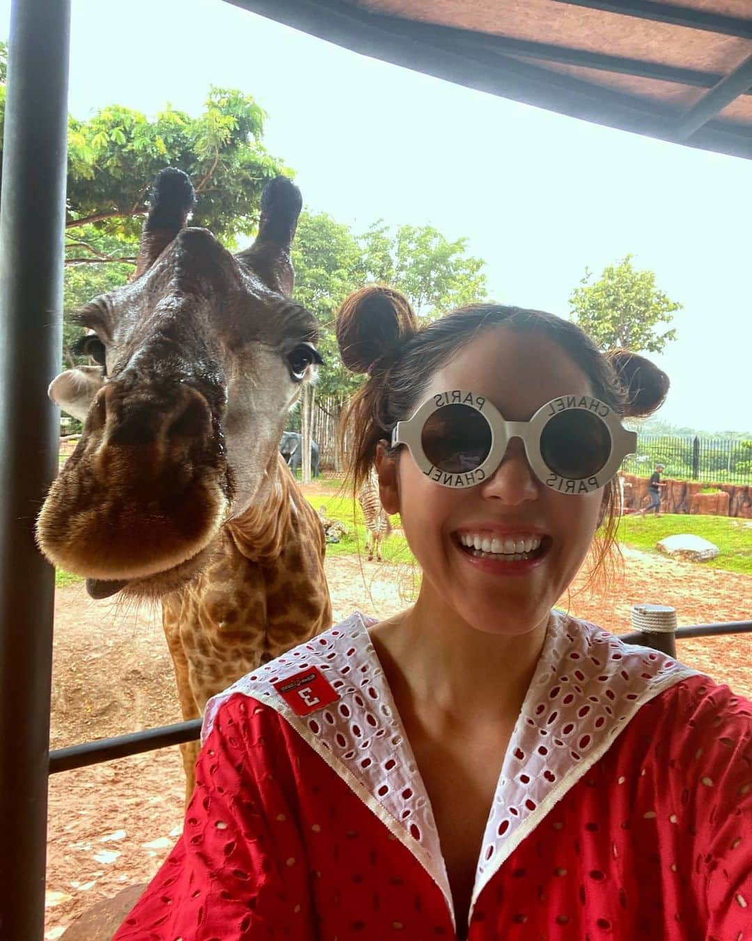 Araya Alberta Hargateさんのインスタグラム写真 - (Araya Alberta HargateInstagram)「With ผู้ใหญ่บ้าน @ploychava & 🦒」9月20日 20時15分 - chomismaterialgirl