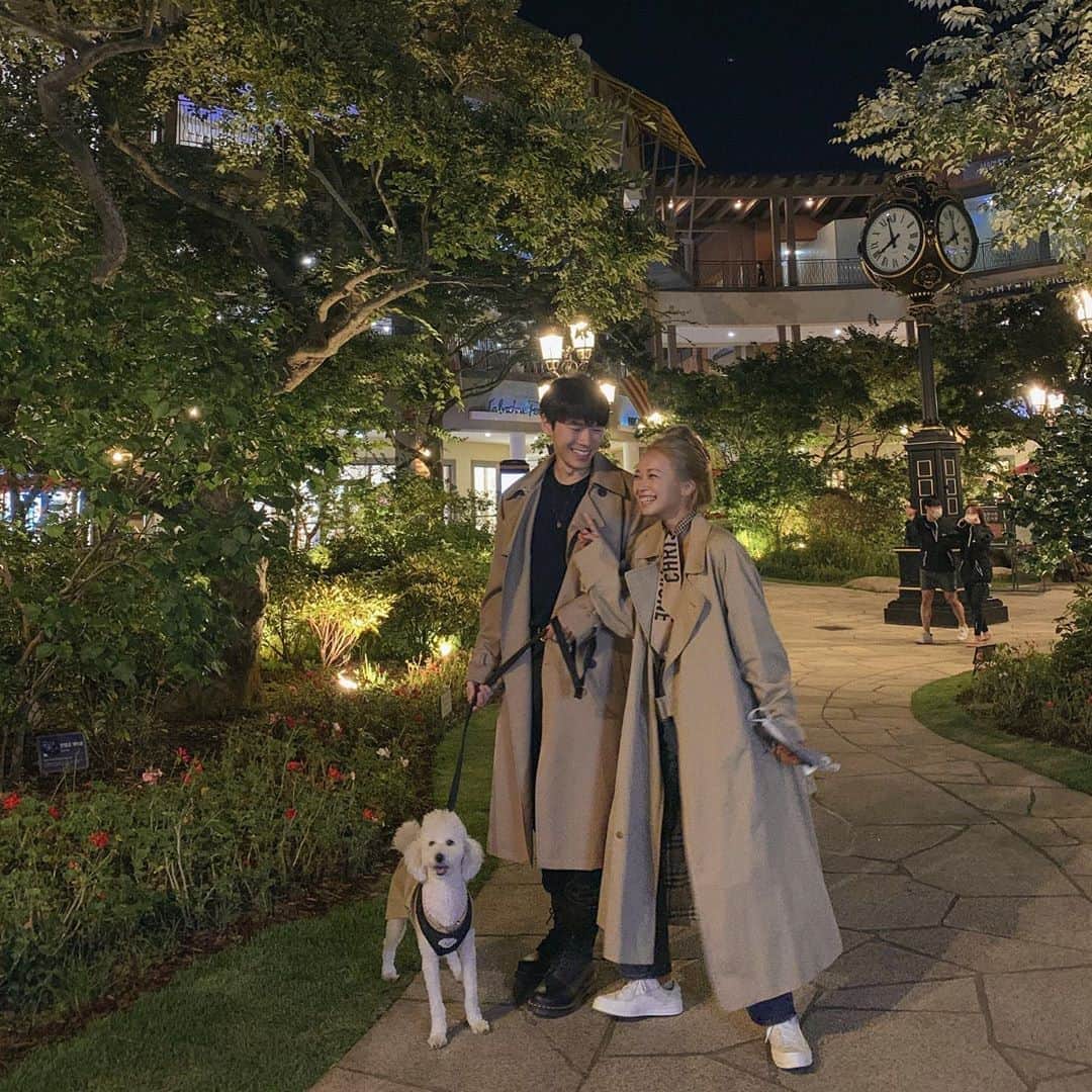 キム・ダヘのインスタグラム：「트렌치입기 좋은 날씨 🐶🍂」