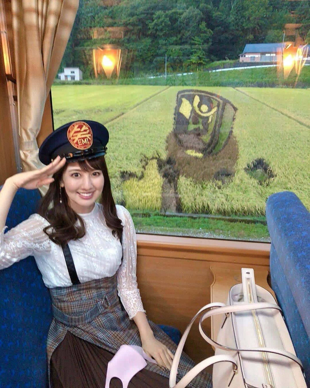 相場詩織さんのインスタグラム写真 - (相場詩織Instagram)「【 #秋田内陸線 星空列車🌟】﻿ ﻿ ﻿ 昨日は相場詩織と行く﻿ 森吉山ダム星空観察モニターツアーに﻿ ご参加いただきありがとうございました✨﻿ ﻿ 感染症予防対策のため今回は10名様限定で﻿ 私がPR大使をつとめる観光列車 笑 EMIを貸し切り﻿ 皆さんに内陸線の旅を楽しんでもらいました☺️﻿ ﻿ 昨日は展望列車とお座敷列車とEMIが連結するという﻿ レアなタイミングなうえに﻿ 偶然全て貸切状態になり鉄道好きの皆さんにとっては﻿ たまらない状況に😍﻿ ﻿ 車窓から田んぼアートやかかしコンテスト﻿ 黄金色に輝く田園風景が見られて﻿ とても綺麗でした✨﻿ ﻿ 昨日はあいにくのお天気で﻿ 残念ながら満点の星空を見ることは出来なかったのですが、参加者の皆さんと森吉山のダムカレーや熊鍋を食べられたり、みんなでカウントダウンをしてダムのライトを全部消すという貴重な経験をして盛り上がりました🤲﻿ ﻿ 個人的には満天の星空を皆さんに﻿ お見せしたかったのですごく悔しかったのですが﻿ 皆さんがとても満足されている様子で﻿ 幸せに感じました☺️💓﻿ 皆さん楽しい時間をありがとうございました✨﻿ ﻿ これからは紅葉が美しい季節🍁﻿ 昼は紅葉、夜は満天の星空を観に﻿ 是非秋田内陸線に乗車してみて下さいね✨﻿ ﻿ ＊写真の時のみ常時着用しているマスクを外しています﻿ ﻿  ﻿ #instalike #Akita #秋田 #北秋田 #森吉山 #星空﻿ #portrait #photography #ツアー #東北 #鉄道﻿ #instagramjapan #ポートレート #鉄道旅 ﻿ #instagood #photooftheday #ポートレートモデル﻿ #ヘアメイク #メイク #ナチュラルメイク #自然﻿ #ファインダー越しの私の世界 #アナウンサー衣装﻿ #絶景 #秋田を旅しよう #行くぜ東北 #秋田内陸縦貫鉄道 #紅葉 #マタギの星空山﻿」9月20日 20時18分 - shioriaiba0801