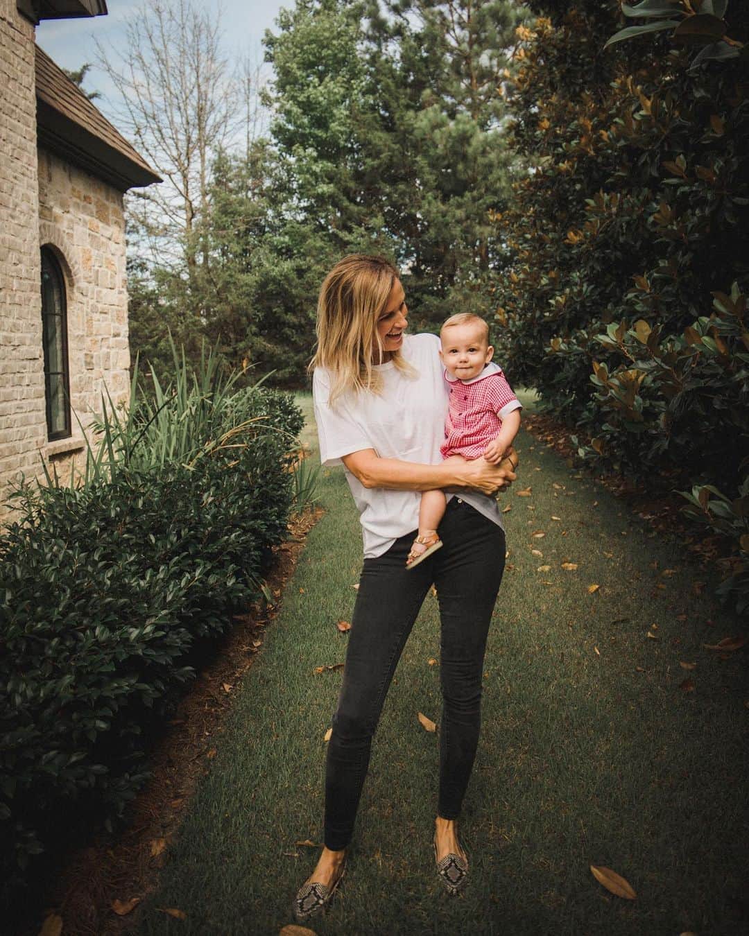コリー・ロバートソンのインスタグラム：「At church today our pastor told a little of the backstory of Anne Sullivan, the incredible teacher and companion to Helen Keller. Wow, had to share!  Anne experienced terrible loss and abuse in her life. At five she contracted a disease in her eyes that made her nearly blind, at eight she lost her mom to tuberculosis, her dad left her and her brother in an overcrowded “poorhouse.” Her brother died there 4 months later. She underwent multiple painful surgeries on her eyes. The place she lived was shut down for “cruelty to inmates, sexually perverted practices and cannibalism.” She was transferred to a charity hospital for a while, then the place that had been shut down re-opened and she was sent back there!   Anne finally got moved to a school for the blind where at first it is said that her behavior was so bad and manners so rough that they could hardly deal with her. But she learned! Somehow a teacher connected with her, helped her, and at 20 years old she graduated valedictorian of her class!!   From then on you know the rest of the story! What I was so struck by and inspired by is that Anne didn’t feel sorry for herself, didn’t place blame, didn’t live in shame. She went on to make an enormous impact on someone else’s life, and on the lives of all of us who have ever heard the name Helen Keller. I read these words today from her graduation speech and I can’t get over them knowing all that she had lived through!   “Fellow-graduates: Duty bids us go forth into active life. Let us go cheerfully, hopefully, and earnestly, and set ourselves to find our especial part. When we have found it, willingly and faithfully perform it; for every obstacle we overcome, every success we achieve tends to bring man closer to God and make life more as He would have it.” - Anne Sullivan   A few thoughts: -Never give up on anyone  -Never, ever give up on yourself  -Let go of the past hurts that are holding you back  -There is no one too far gone, too messed up, too hurt, too (insert whatever here) that God can not use!  -Also, what could we possibly have to complain about?!?   I’d love to hear your thoughts on reading her story. I can’t stop thinking about this amazing woman!」