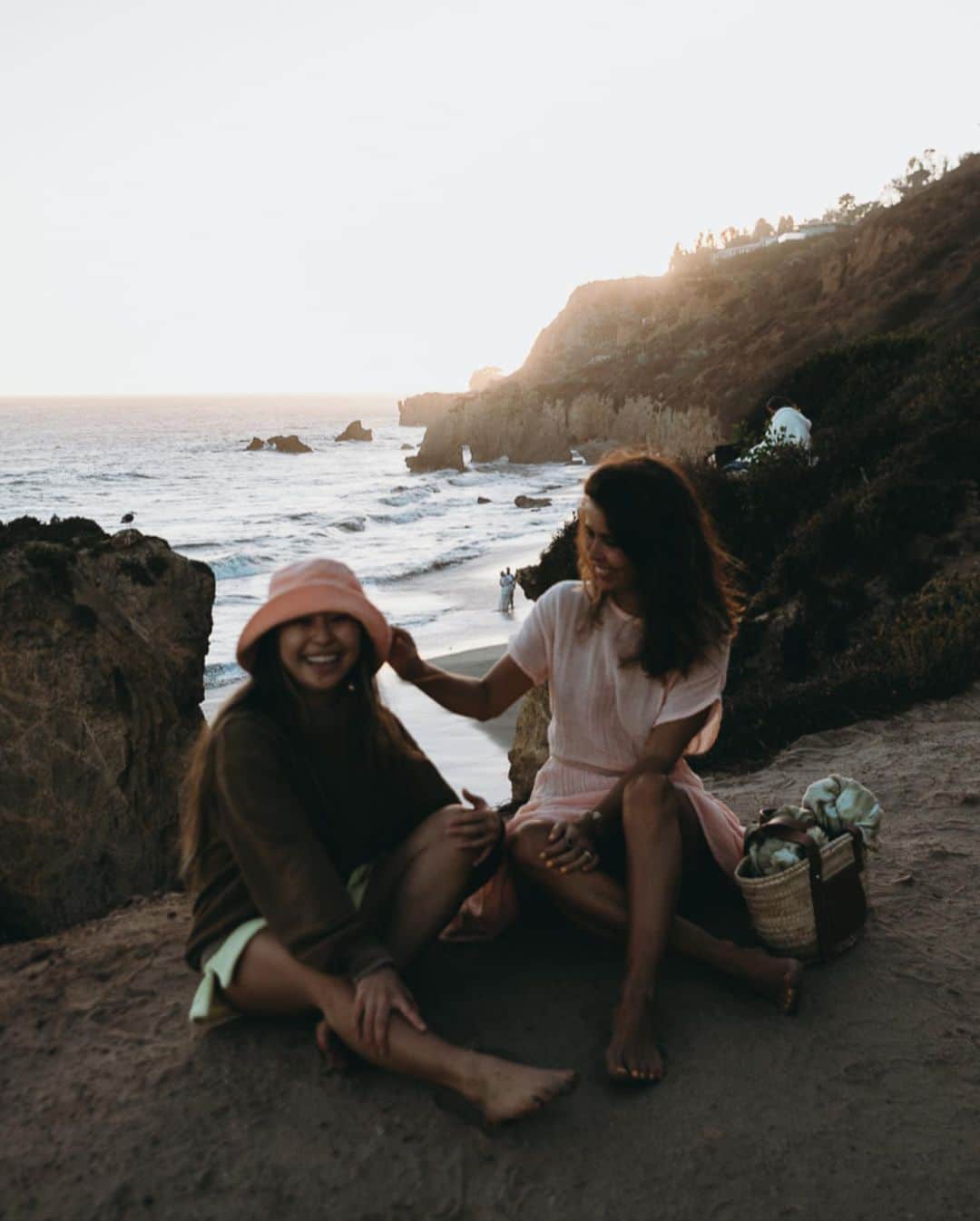 Collage Vintageのインスタグラム：「Matador beach day with @kelsitoito 💕 Can’t wait to spend another day together 👩🏻‍🤝‍👩🏽」