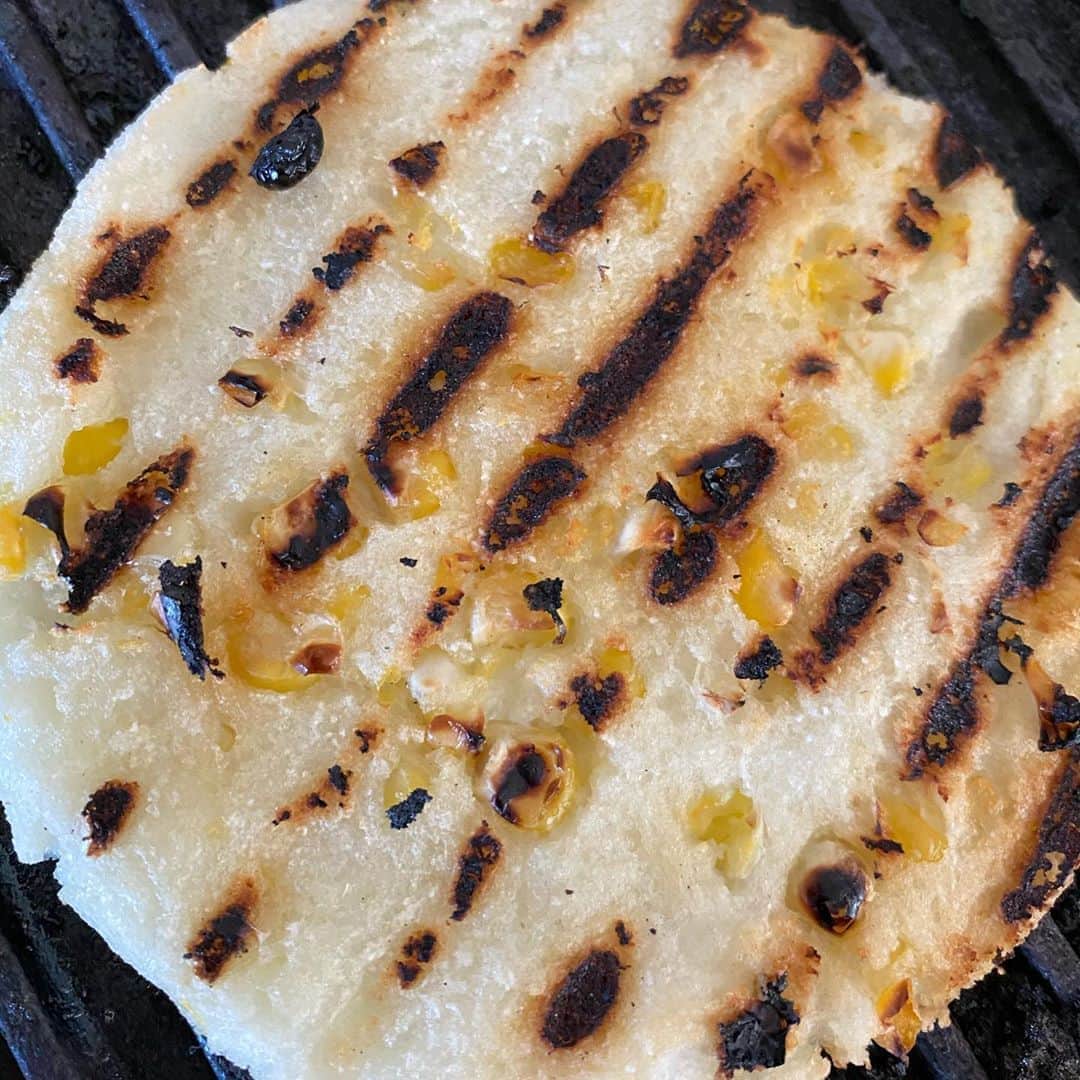 ケリスのインスタグラム：「Sunday Brunch antics , it’s not really a cheat day lol I have not given myself any of those yet . But this feels like cheating . Sweet corn arepa with a farm fresh egg, beef bacon and farmers cheese」