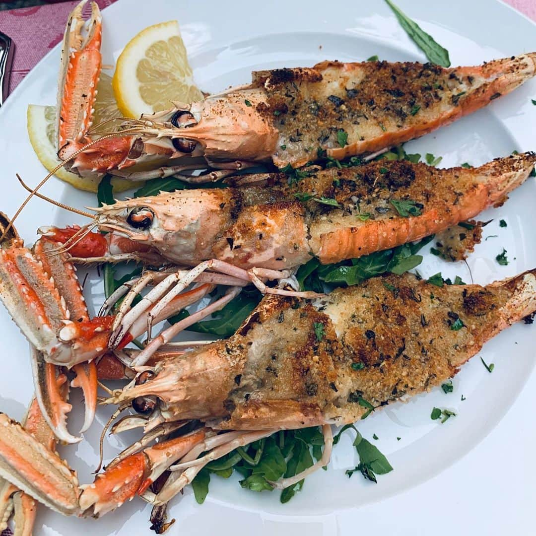 ロムのインスタグラム：「whenever i seafood i just gotta eat it🦐🧡」