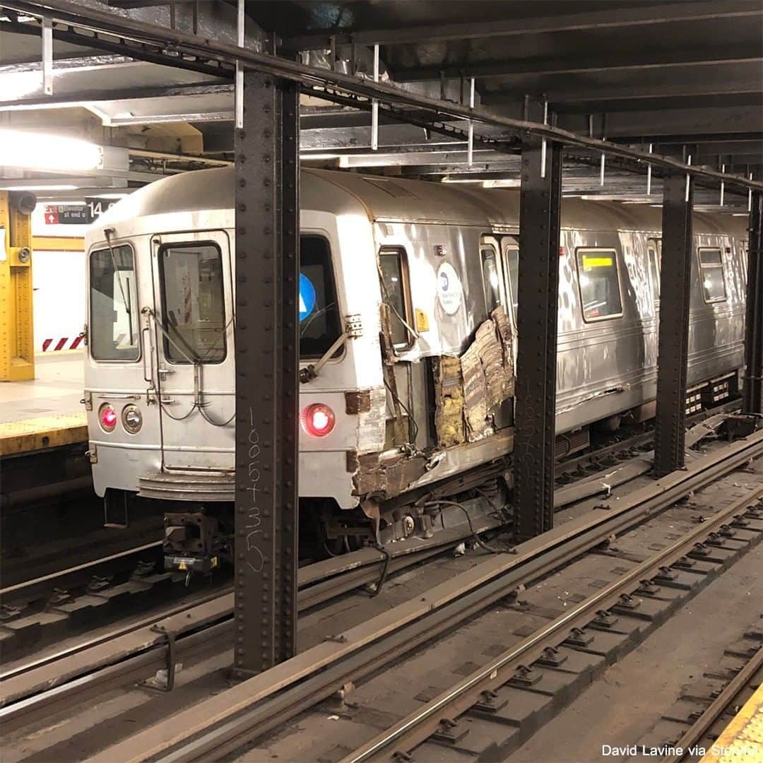ABC Newsさんのインスタグラム写真 - (ABC NewsInstagram)「A New York City subway derailed and saw significant damage Sunday morning after someone allegedly threw debris onto the track, according to investigators and officials. #subway #nyctransit #mta #newyorkcity #us」9月21日 6時02分 - abcnews