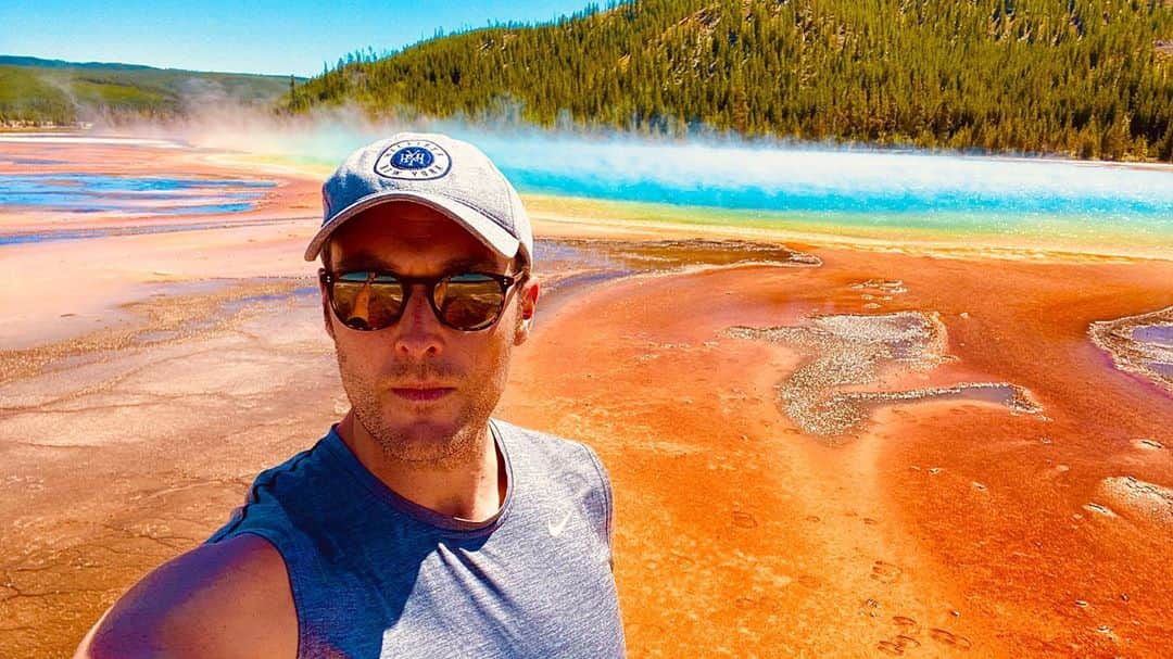 オウェイン・イオマンのインスタグラム：「LIFE IN TECHNICOLOR! #grandprismaticspring #yellowstone #yellowstonenationalpark #travel #nature #travelfamily #color #spring #climatechange #beauty #wyoming #naturalbeauty #naturalwonders #lava #hotsprings #nationalpark #socialdistance #selfietime」