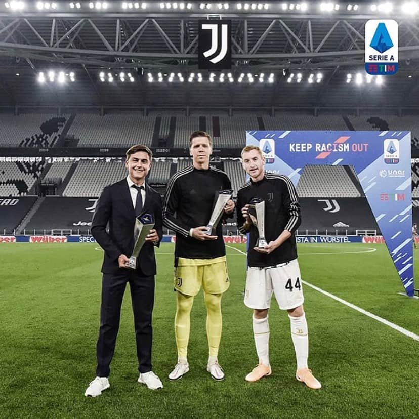 ヴォイチェフ・シュチェスニーのインスタグラム：「Honoured to receive this Serie A award alongside these two on my 100th @juventus appearance! Back at home with a clean sheet + 3 points = ideal start to the season 👌⚪️⚫️」
