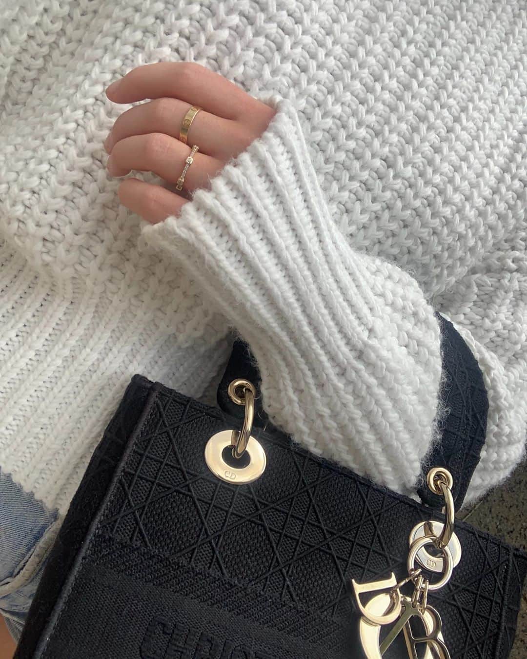 Kelsey Simoneのインスタグラム：「Cozy in @dior」
