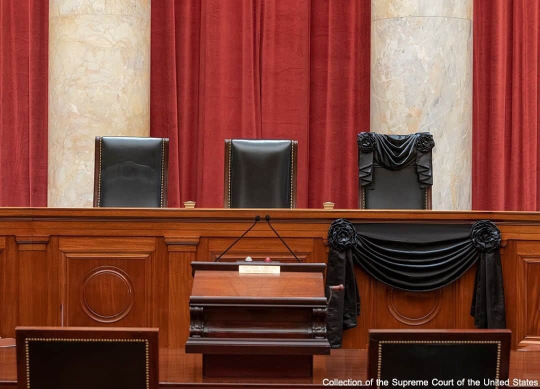 ABC Newsさんのインスタグラム写真 - (ABC NewsInstagram)「Justice Ruth Bader Ginsburg’s Bench Chair and the Bench directly in front of it, along with the courtroom doors, have been draped with a black wool sash in accordance with Supreme Court tradition in memoriam. #scotus #supremecourt #ruthbaderginsburg #us #judicial」9月21日 6時15分 - abcnews